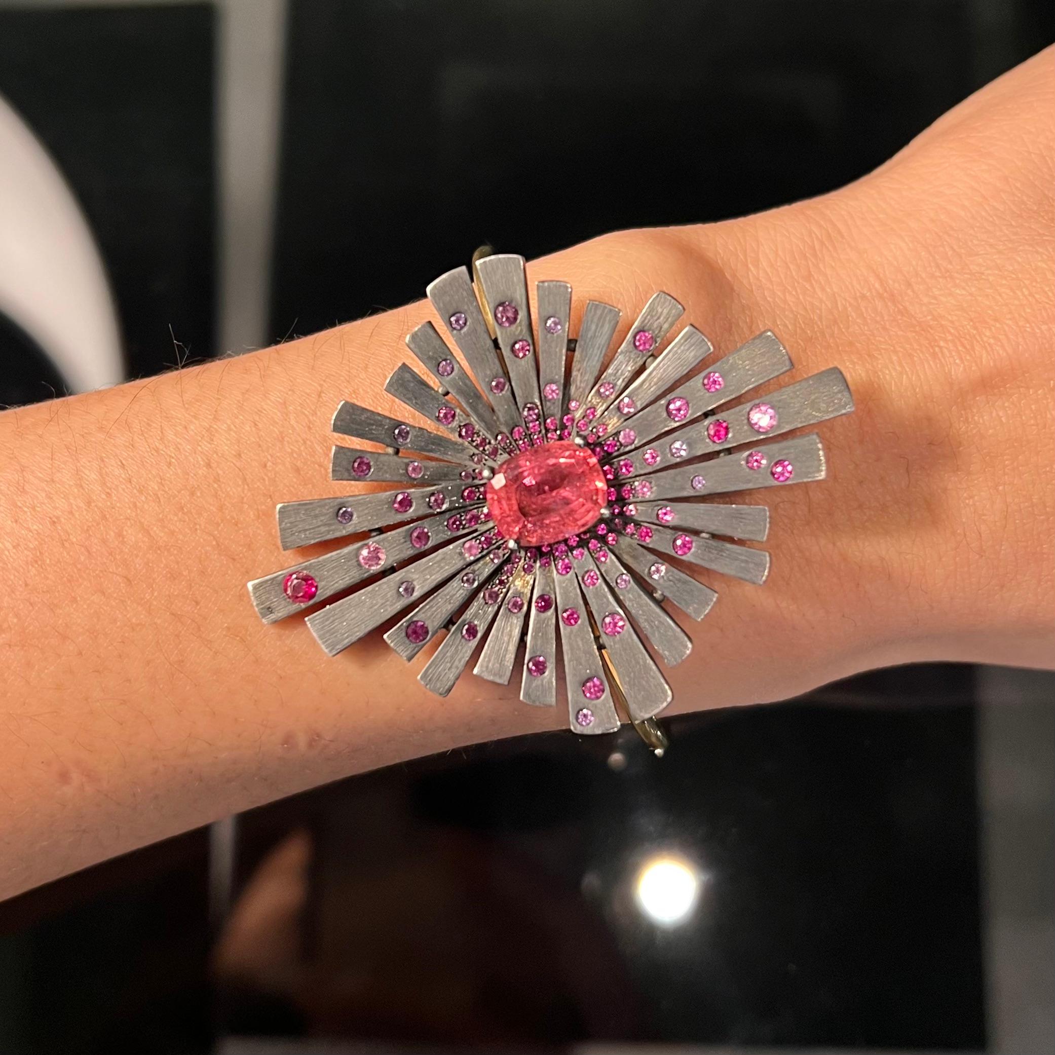 Oro, argento, tormaline e zaffiri rosa
Lavoro contemporaneo
Peso: 29.5 grammi
Diametro: 5.5 cm 