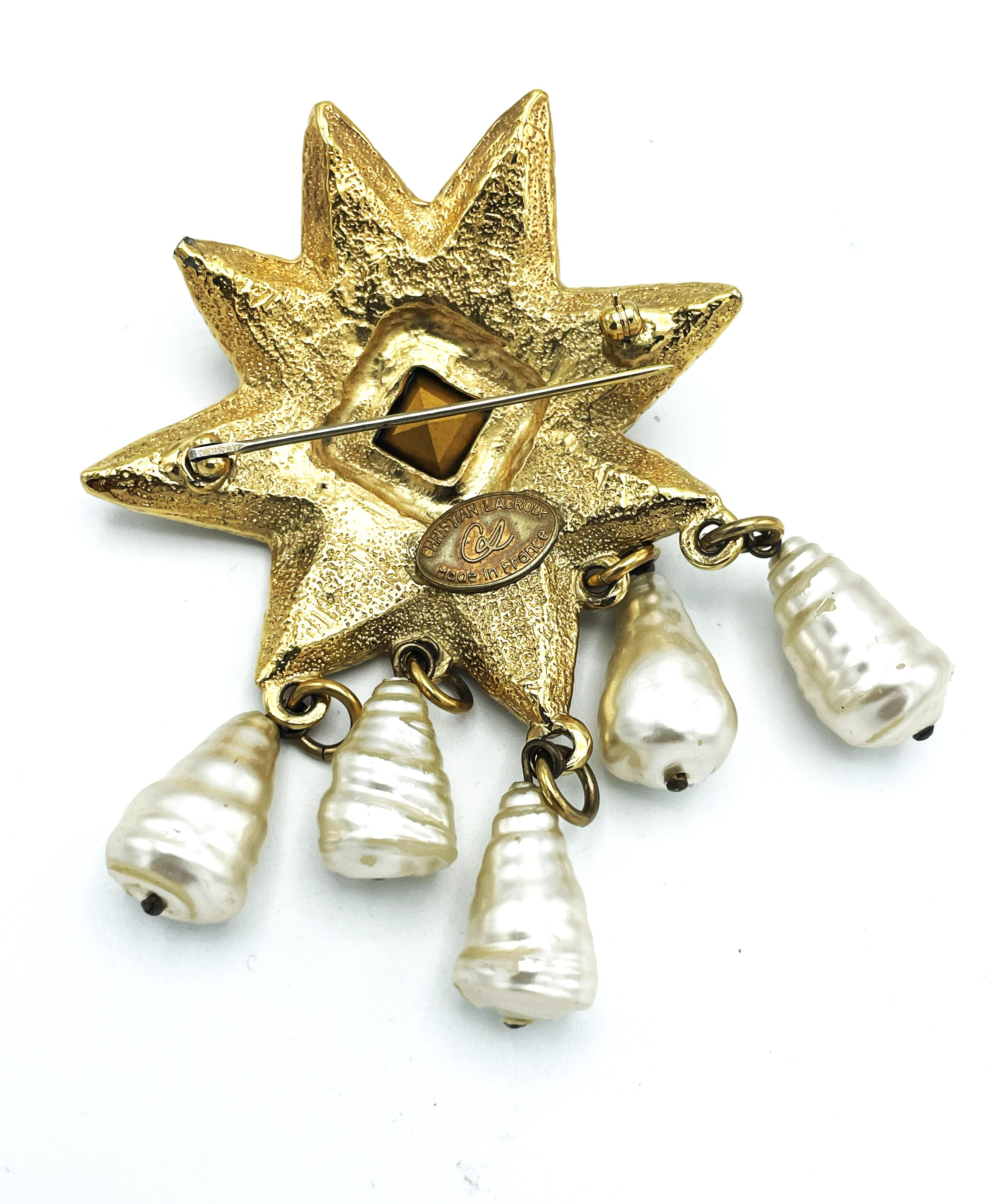 STAR BROOCH by Ch. Lacroix Paris fully set with rhinestones,  pearl , early 80' In Good Condition For Sale In Stuttgart, DE