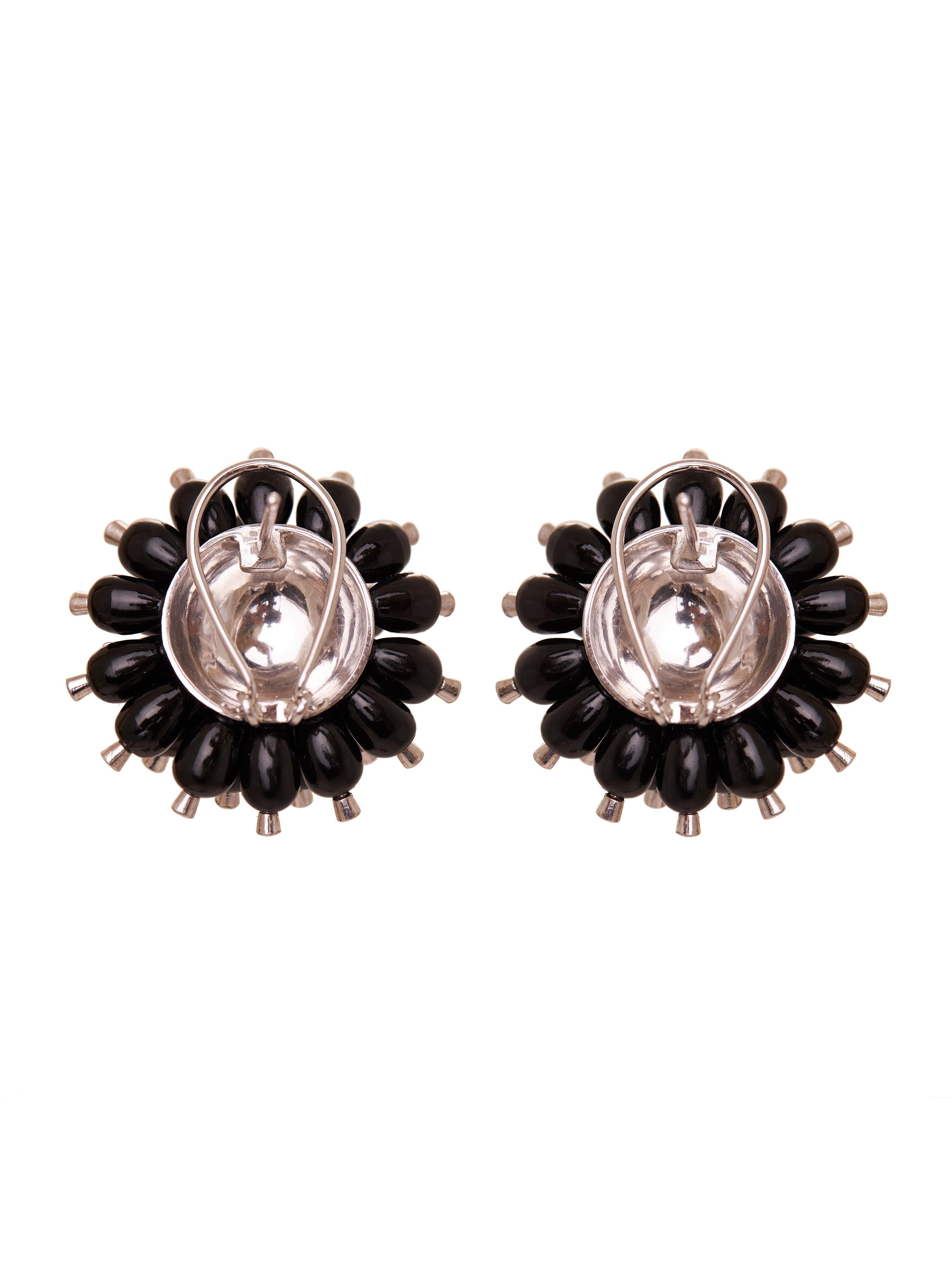 Scopri il fascino accattivante degli orecchini Star Burst in onice nero della Collection'S, dove l'eleganza audace incontra il simbolismo spirituale. Sapientemente realizzati con una raffinata miscela di oro 18KT, questi orecchini pesano 32,05