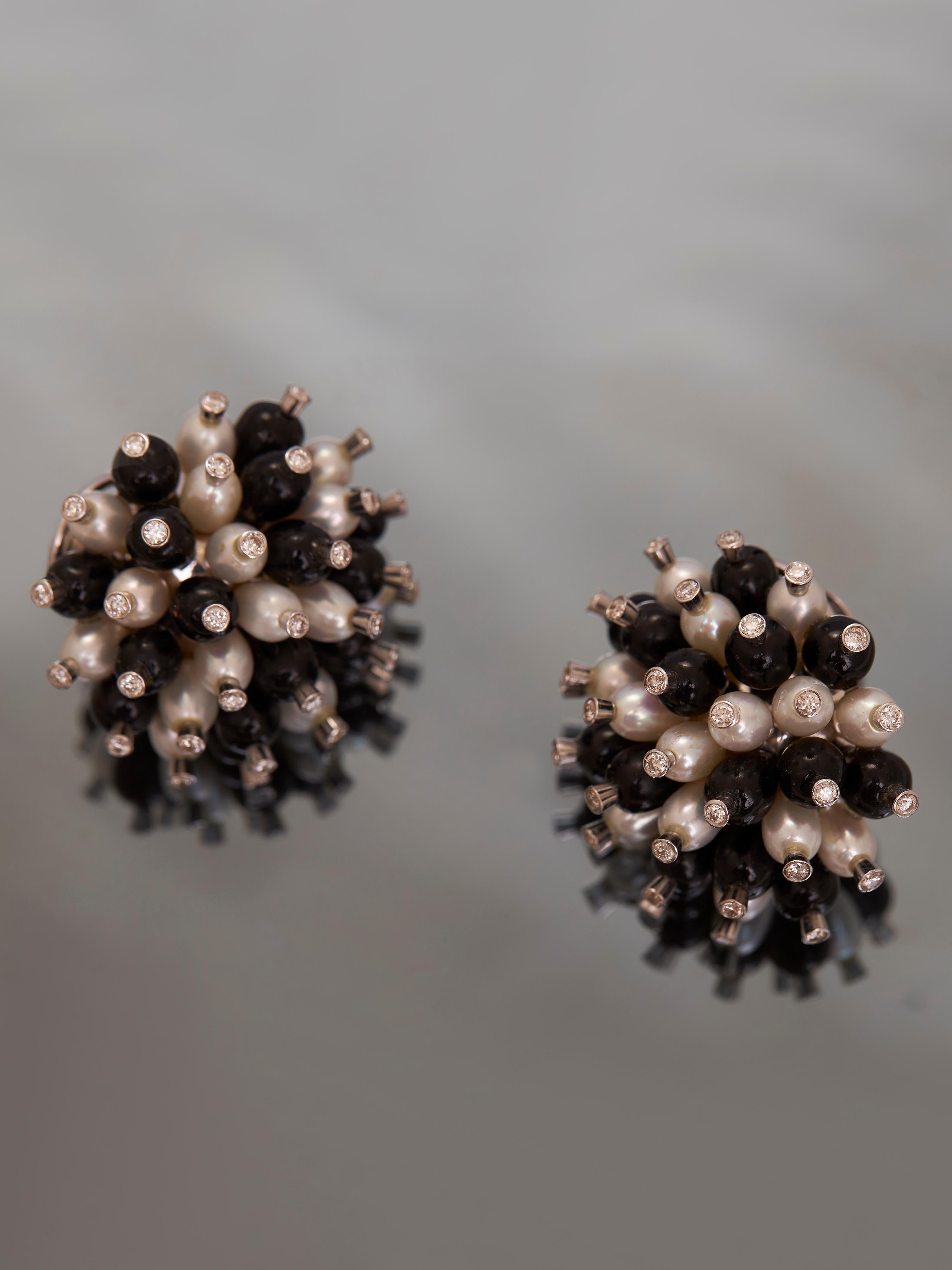 Contemporaneo Orecchini Star Burst in oro 18kt, perle, onice nera e diamanti in vendita