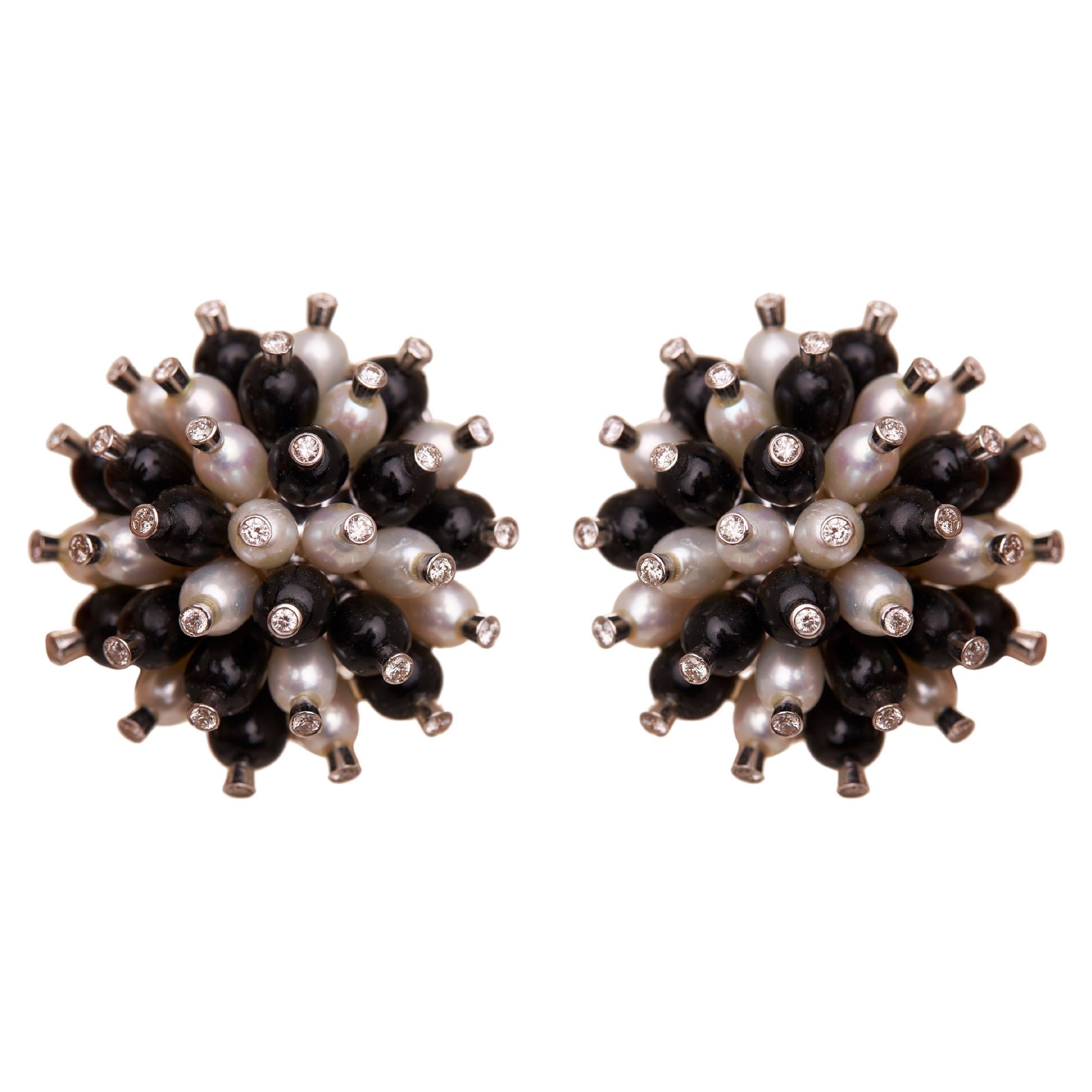 Taglio rotondo Orecchini Star Burst in oro 18kt, perle, onice nera e diamanti in vendita