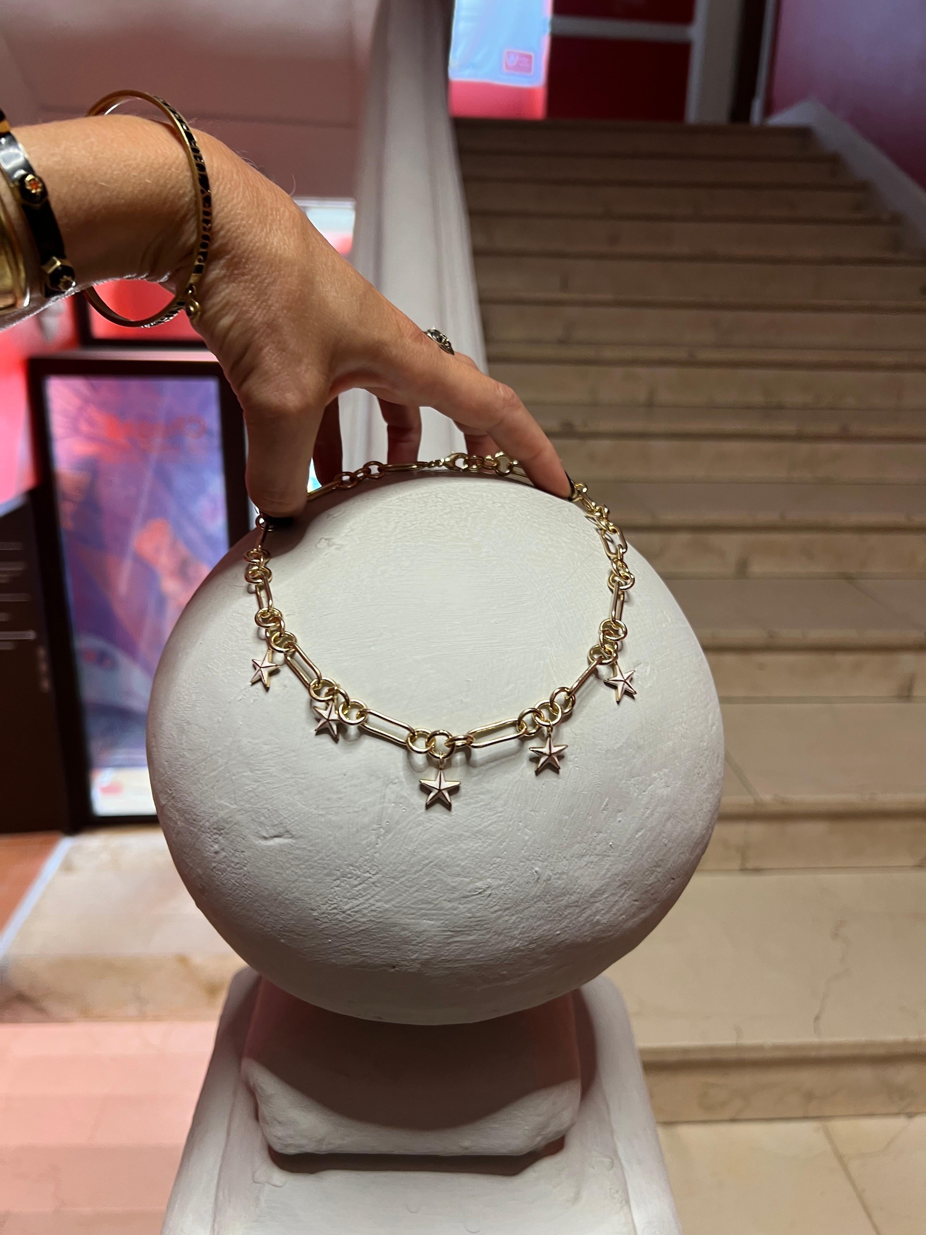 Collana 5 stelle Collana a catena girocollo Smalto nero

J Dauphin

La stella a cinque punte, spesso conosciuta come pentagramma, racchiude un importante simbolismo spirituale in diverse tradizioni e credenze. In genere rappresenta i quattro