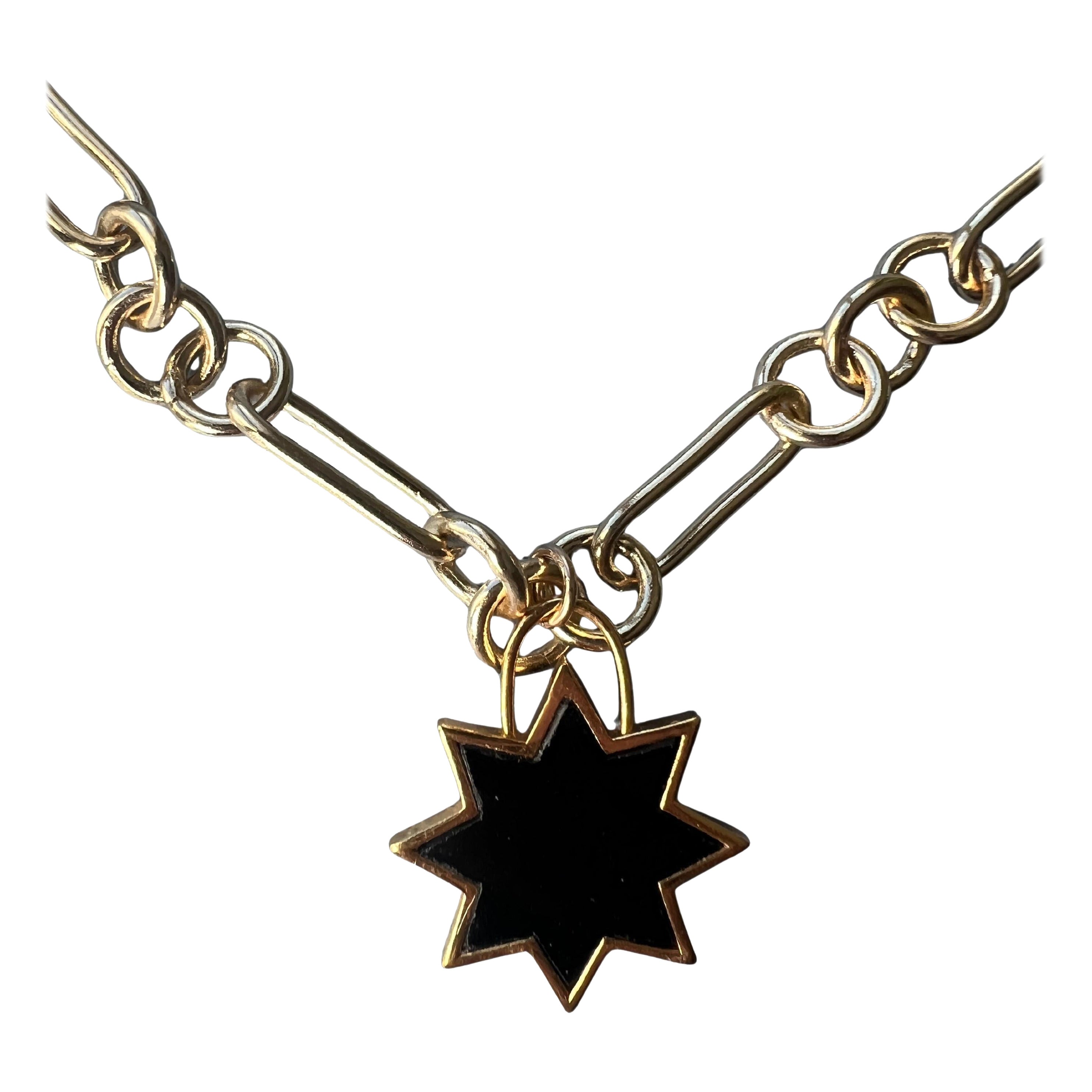 Collar tipo gargantilla con colgante de estrella, ónix negro y cadena dorada - J Dauphin