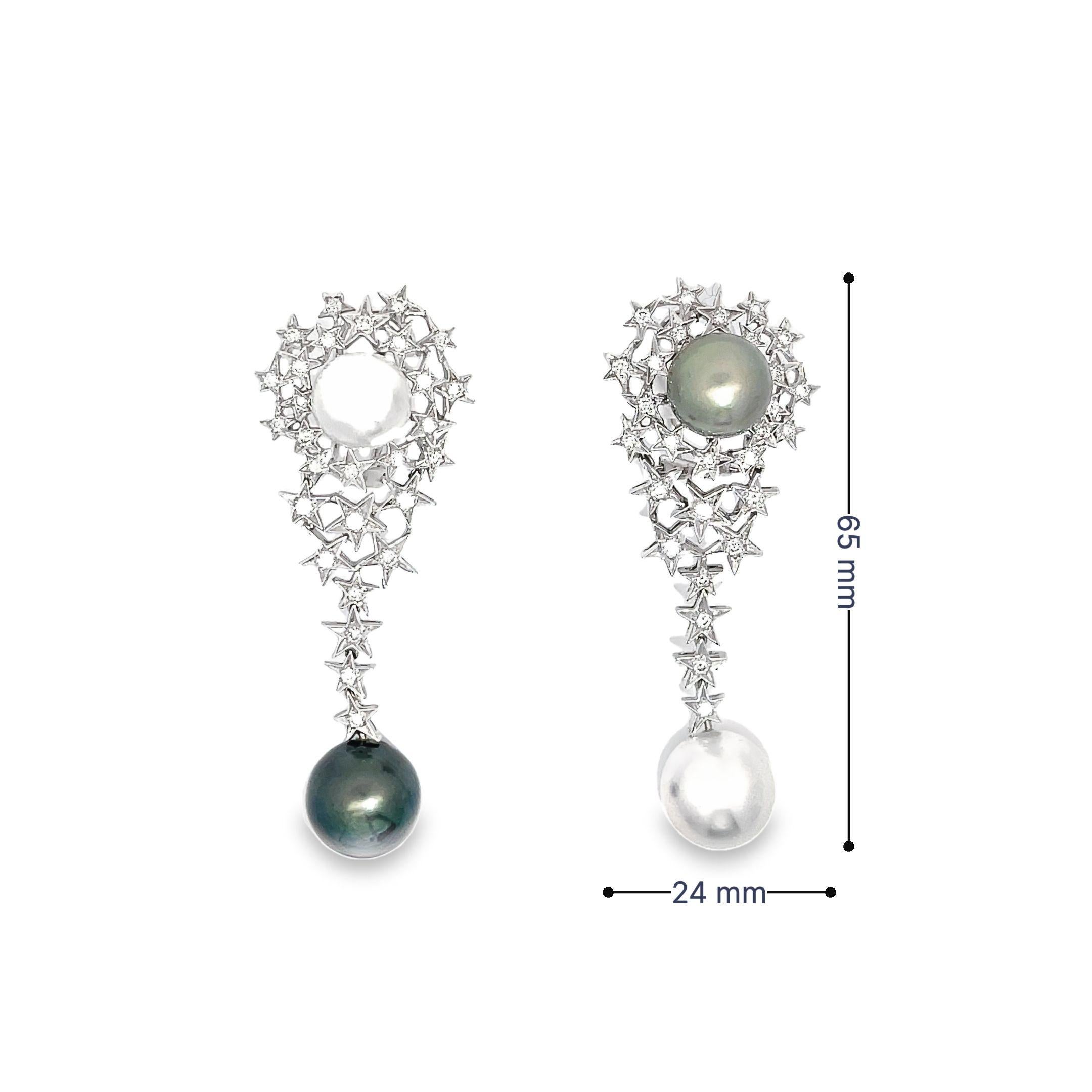 Questi splendidi orecchini emanano eleganza grazie all'equilibrio dei motivi e dei materiali preziosi. Da eleganti steli in oro bianco 18 carati che misurano oltre 6 centimetri oscillano radiosi grappoli che ricordano il cielo notturno. All'interno