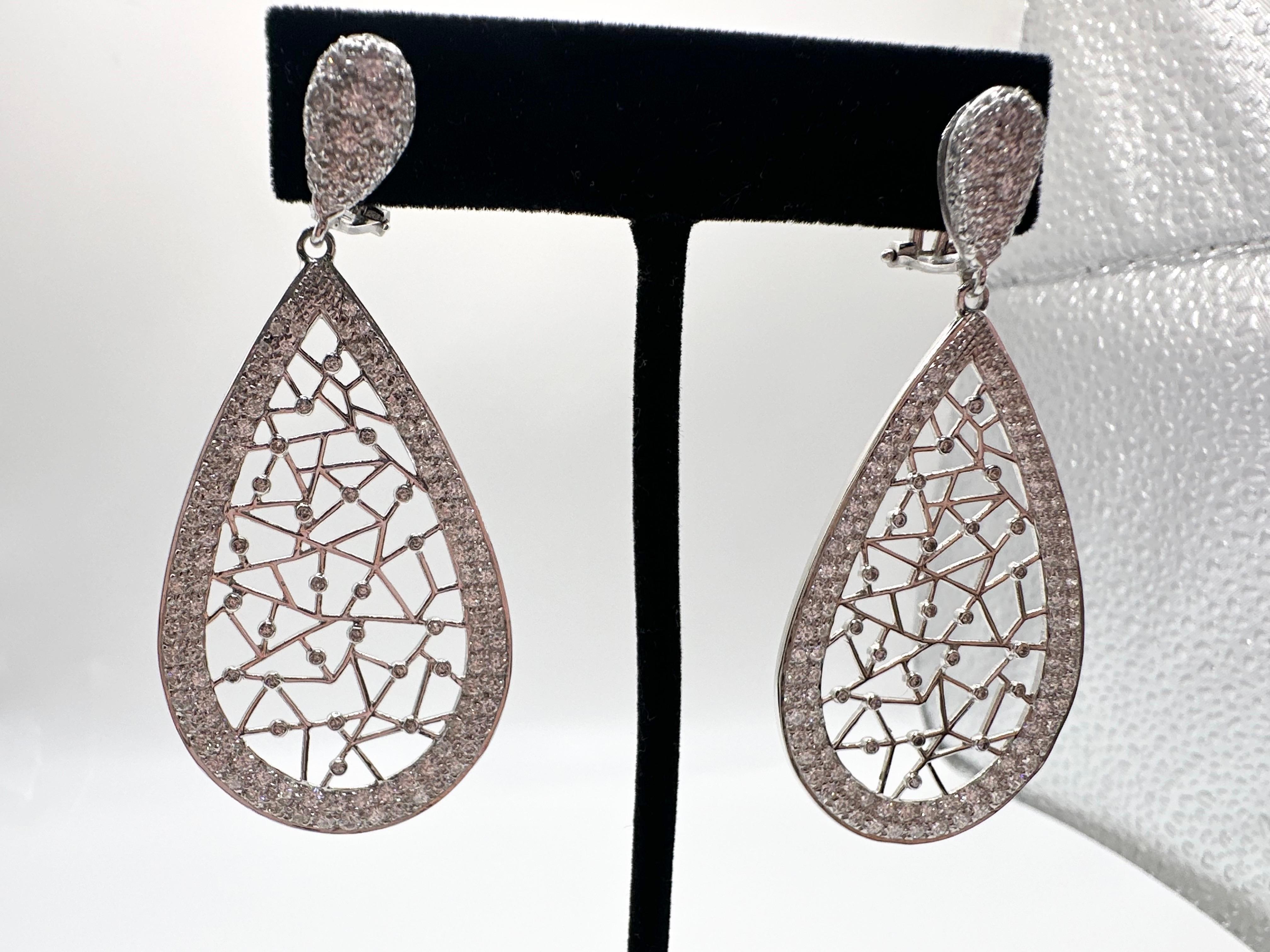 Boucles d'oreilles uniques en or 18KT avec plus de 1,50 carats de diamants, constellation d'étoiles dans ces boucles d'oreilles de cocktail ! 
*L'article sera livré avec un bel emballage et un certificat d'authenticité du laboratoire à votre nom.
