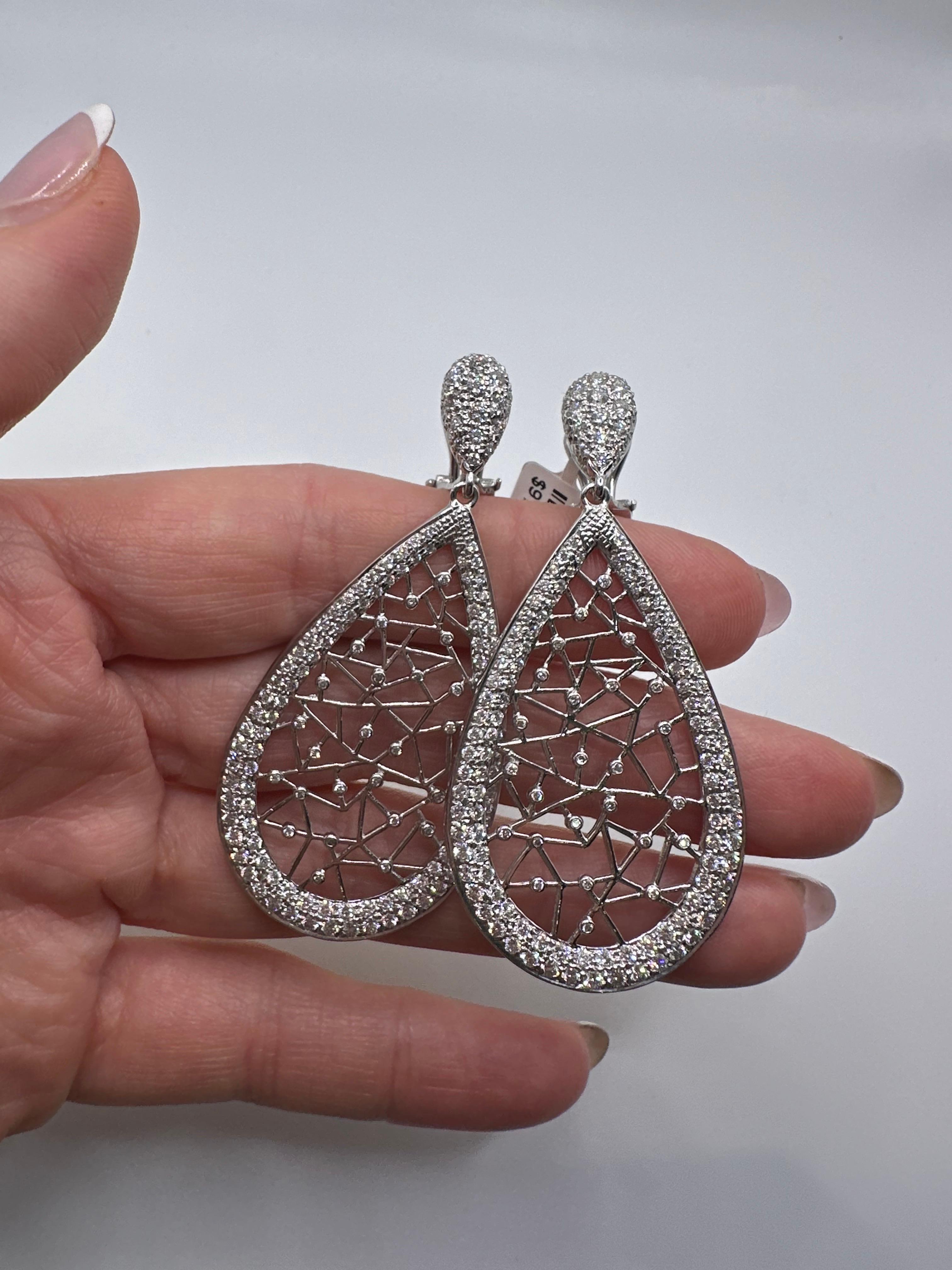 Boucles d'oreilles étoile constellation diamant boucles d'oreilles cocktail en or 18 carats Neuf - En vente à Boca Raton, FL