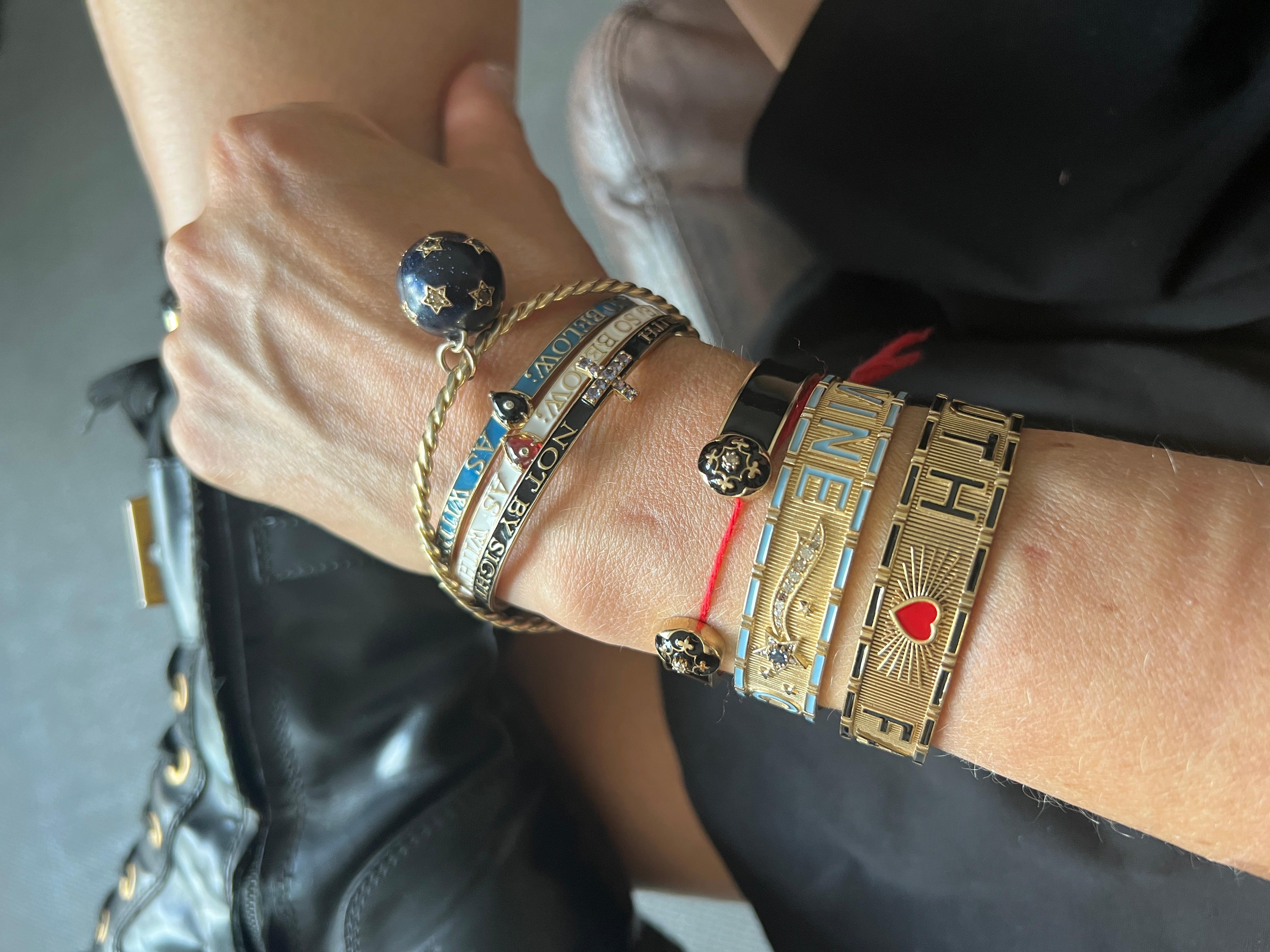 Bracelet sphère étoilée en diamant blanc et noir - Bracelet en émail bleu nuit, laiton plaqué or, d'inspiration victorienne Memento Mori

Le bracelet Sphère d'étoiles de J DAUPHIN allie l'élégance céleste à la profondeur symbolique. Fabriqué en