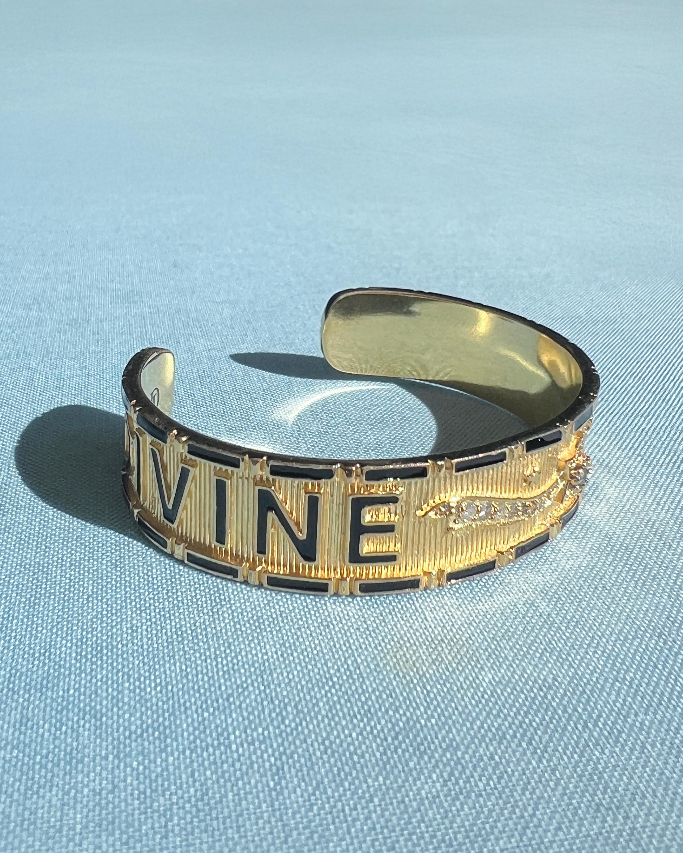 Das Manschettenarmband DIVINE CHILD von J DAUPHIN basiert auf der Sprache des viktorianischen Schmucks und der Tradition des Memento mori, bei der Worte, Symbole und Edelsteine verwendet wurden, um Hingabe und ewiges Leben auszudrücken.
Das Armband