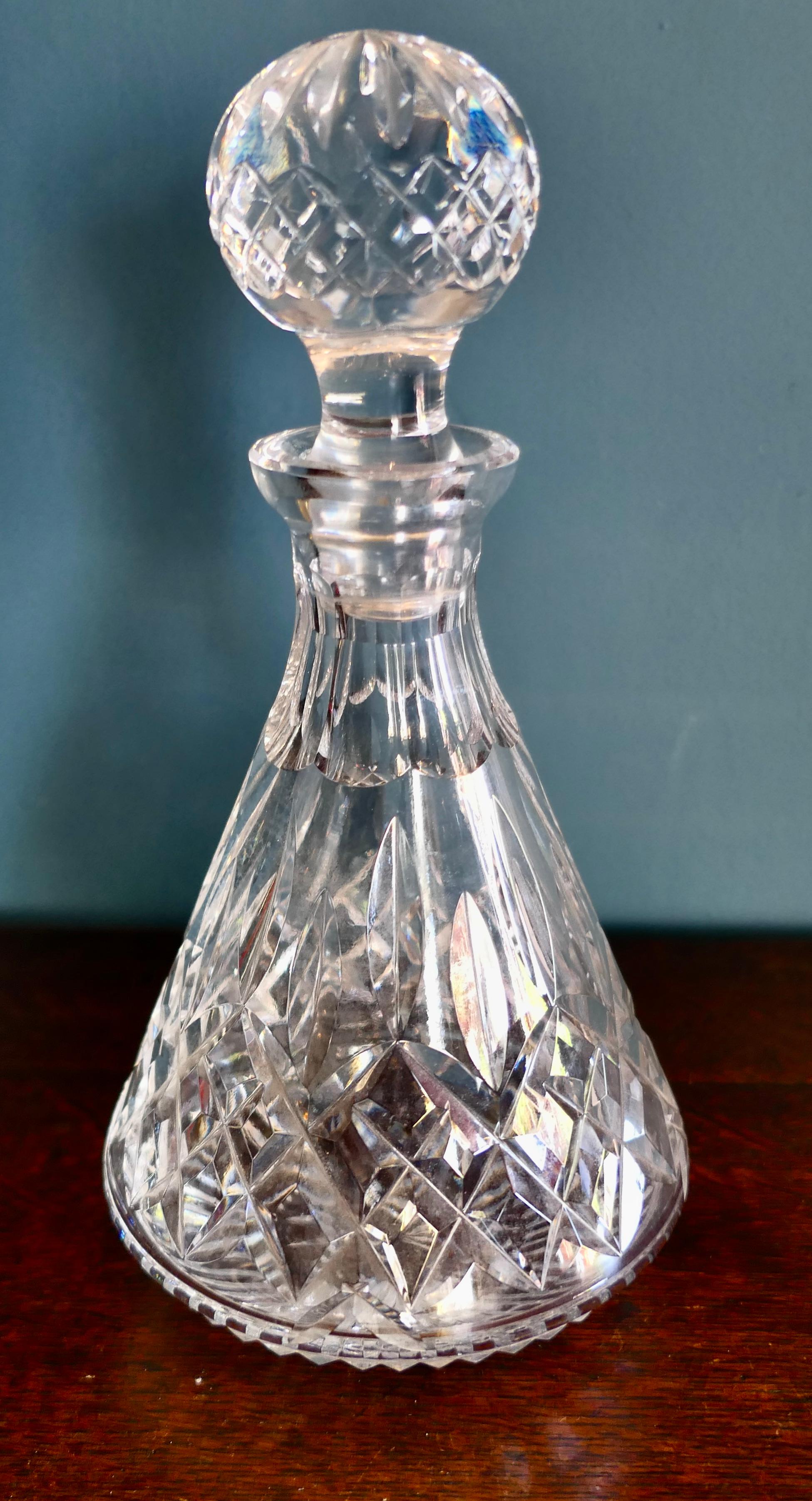 Dekanter mit Sternschliff aus Glas im Angebot 1