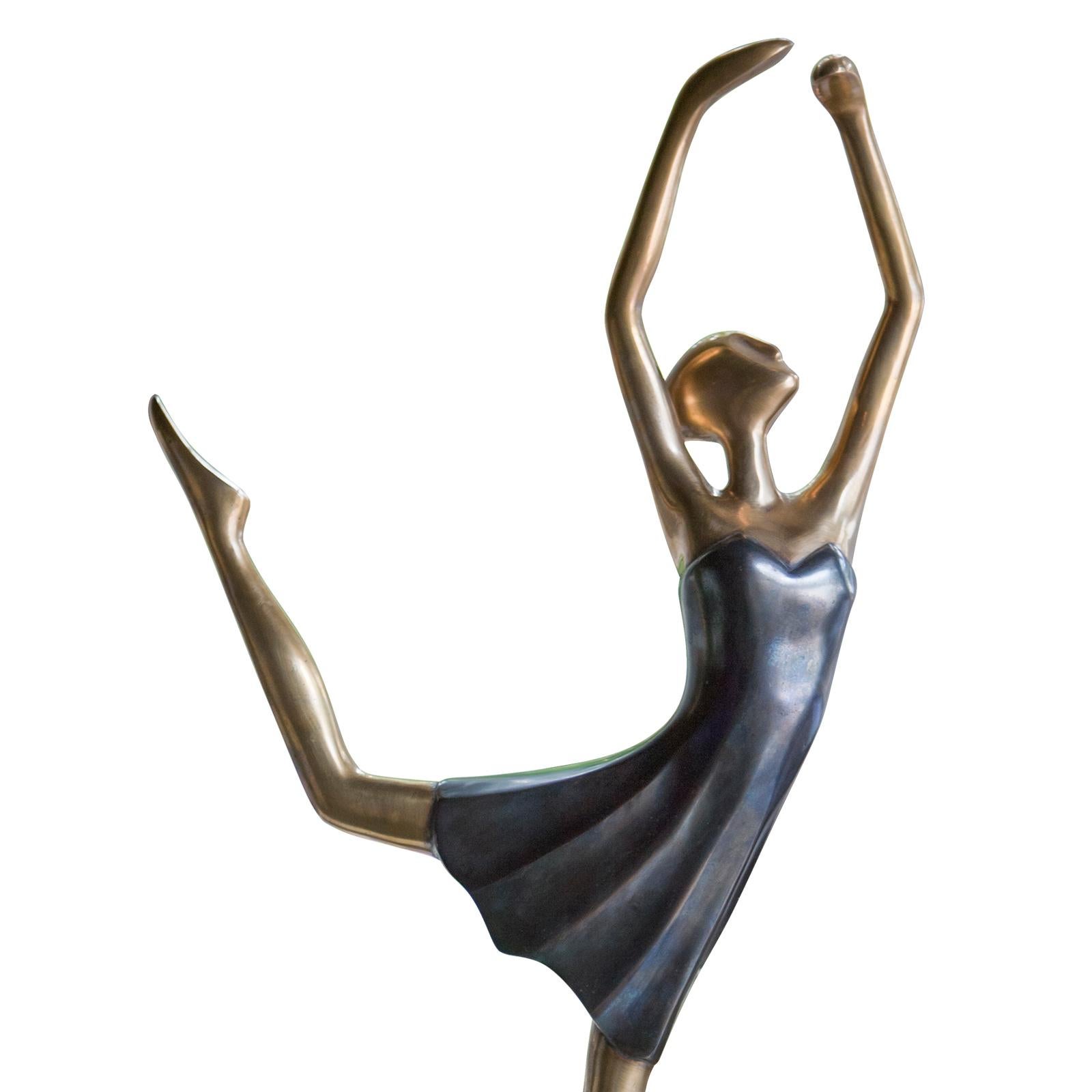 Sculpture danseuse étoile tout en laiton moulé.
Sur socle en laiton moulé. Avec une robe bleue.