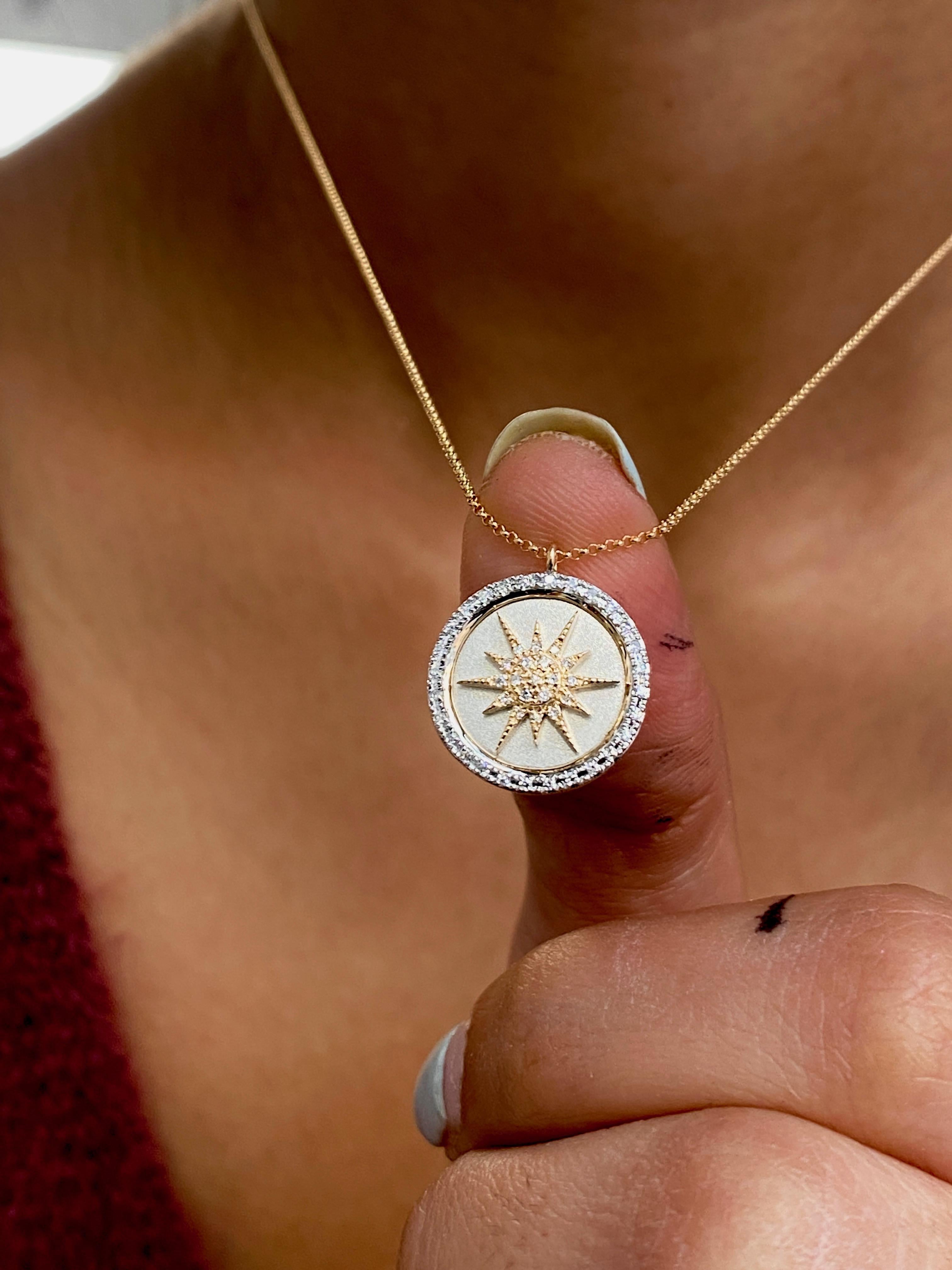 Unsere brandneue Star Spinning Necklace ist jetzt da! 

Es ist eine münzförmige Halskette mit einem Diamantstern in der Mitte! Auch die Ränder der Münze sind mit wunderschönen weißen Diamanten besetzt! Das Beste an dieser Halskette: DIE MITTE