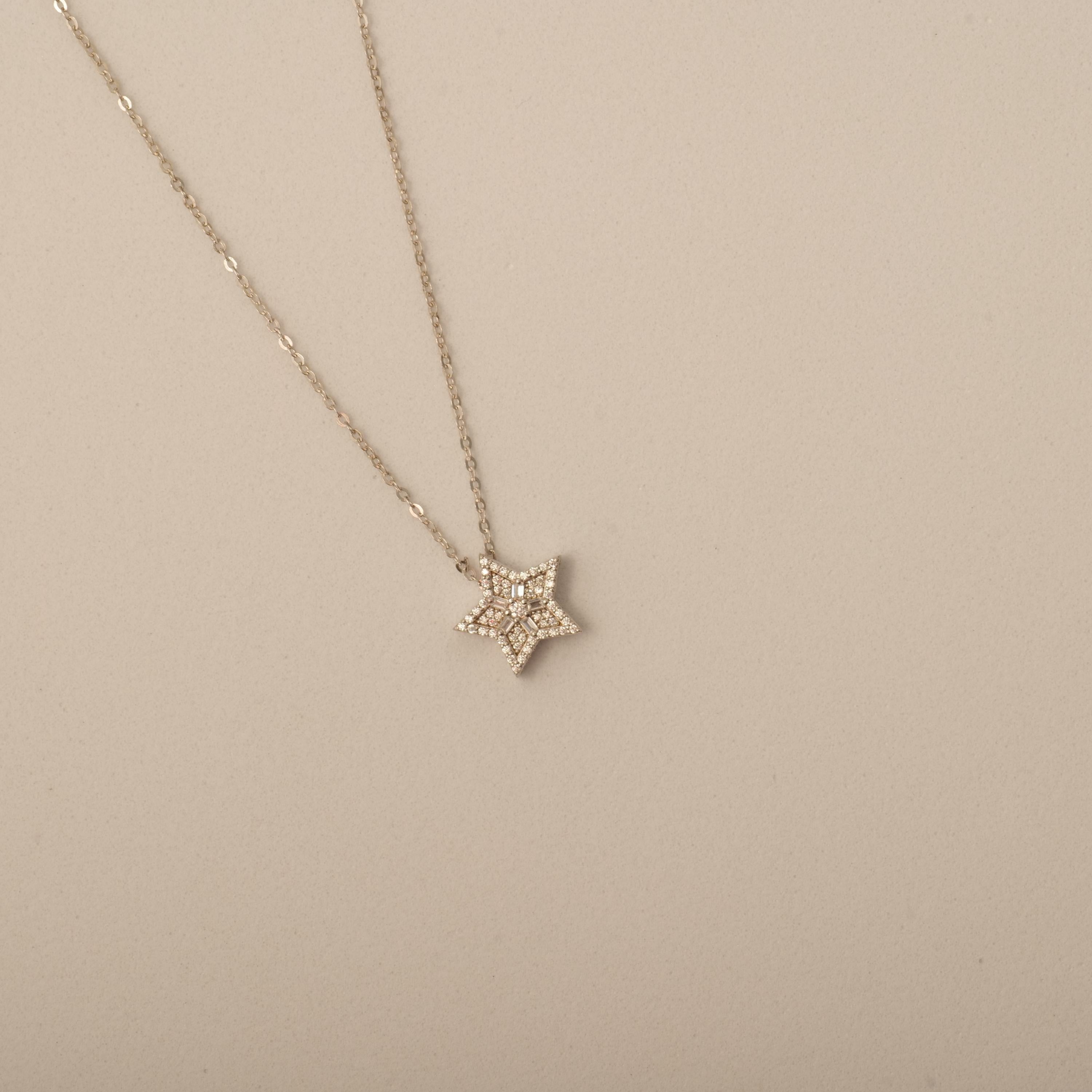Taille baguette Pendentif étoile en or massif 14k (certifié) en vente