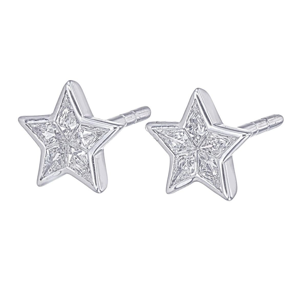 Questi squisiti orecchini con diamanti a forma di stella sono una vera e propria dichiarazione di brillantezza e maestria. Caratterizzati da diamanti trapezoidali incastonati con precisione in un motivo a stella senza soluzione di continuità, questi
