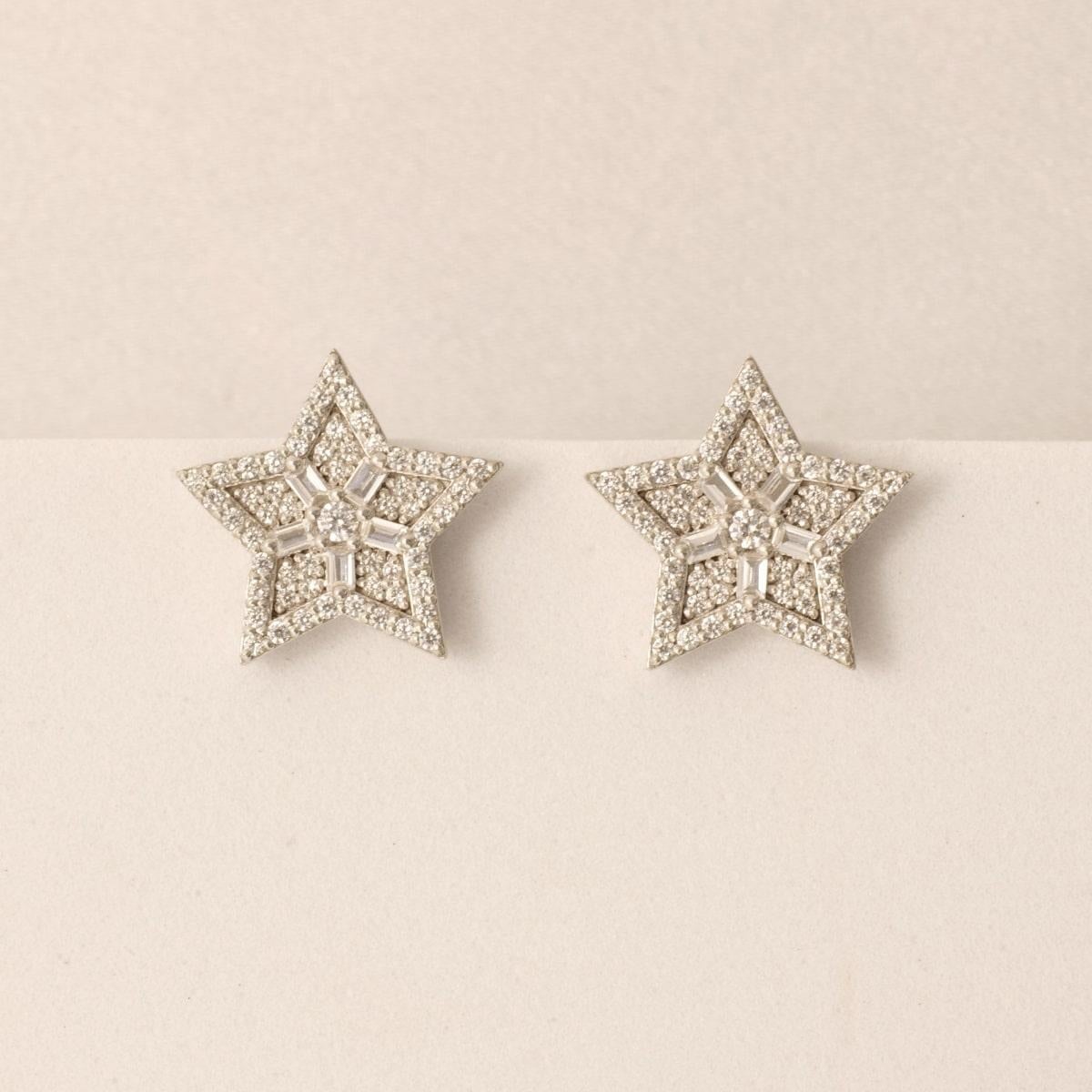 Stern-Diamant-Ohrstecker aus 14 Karat massivem Gold (zertifiziert) im Zustand „Neu“ im Angebot in New Delhi, DL