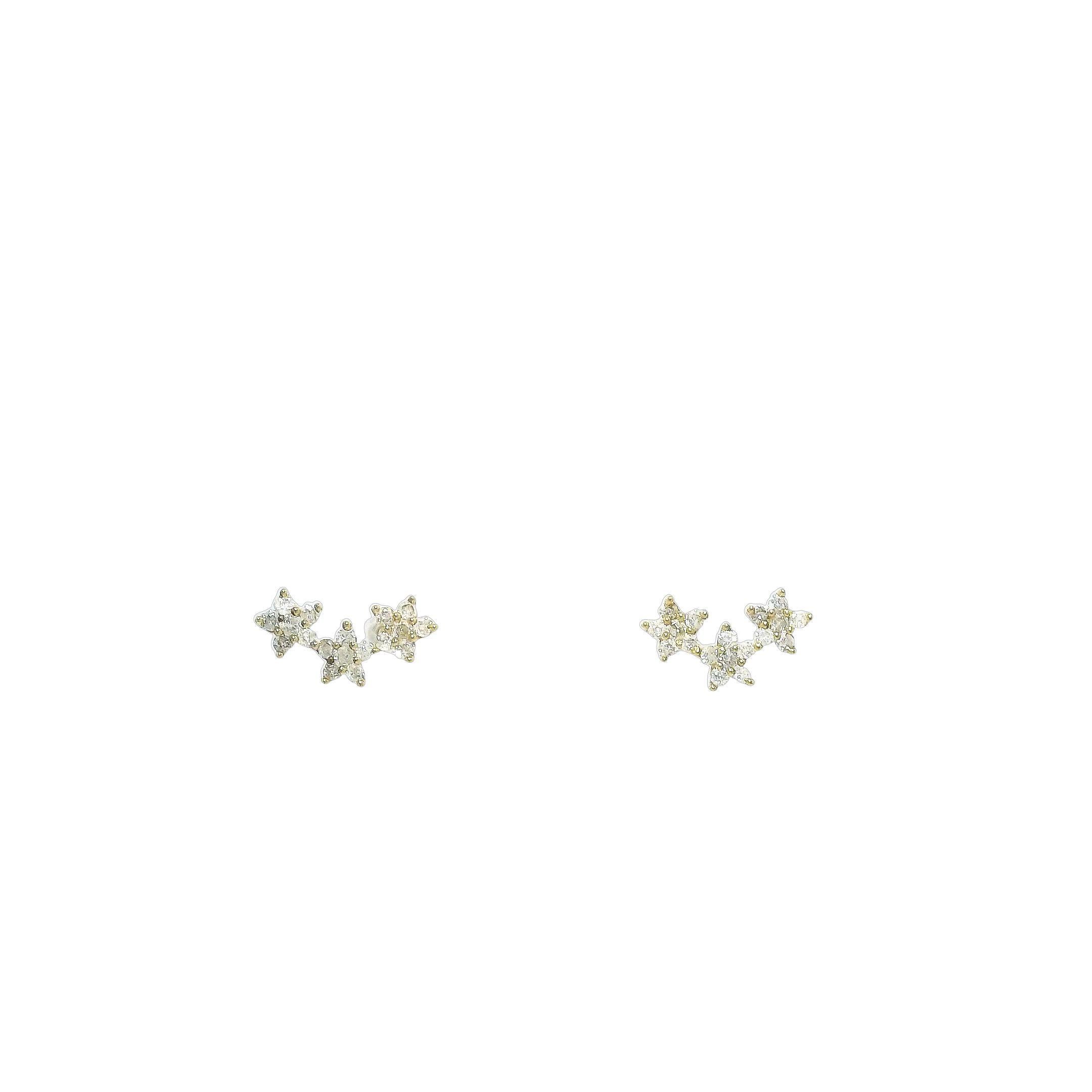 Diese fesselnden, sternförmigen Diamant-Ohrstecker aus 18 Karat Gelbgold versprühen einen eleganten, himmlischen Charme, der jeden Look sofort aufwertet. Die mit viel Liebe zum Detail gefertigten Ohrringe sind mit einem filigranen Sternmotiv
