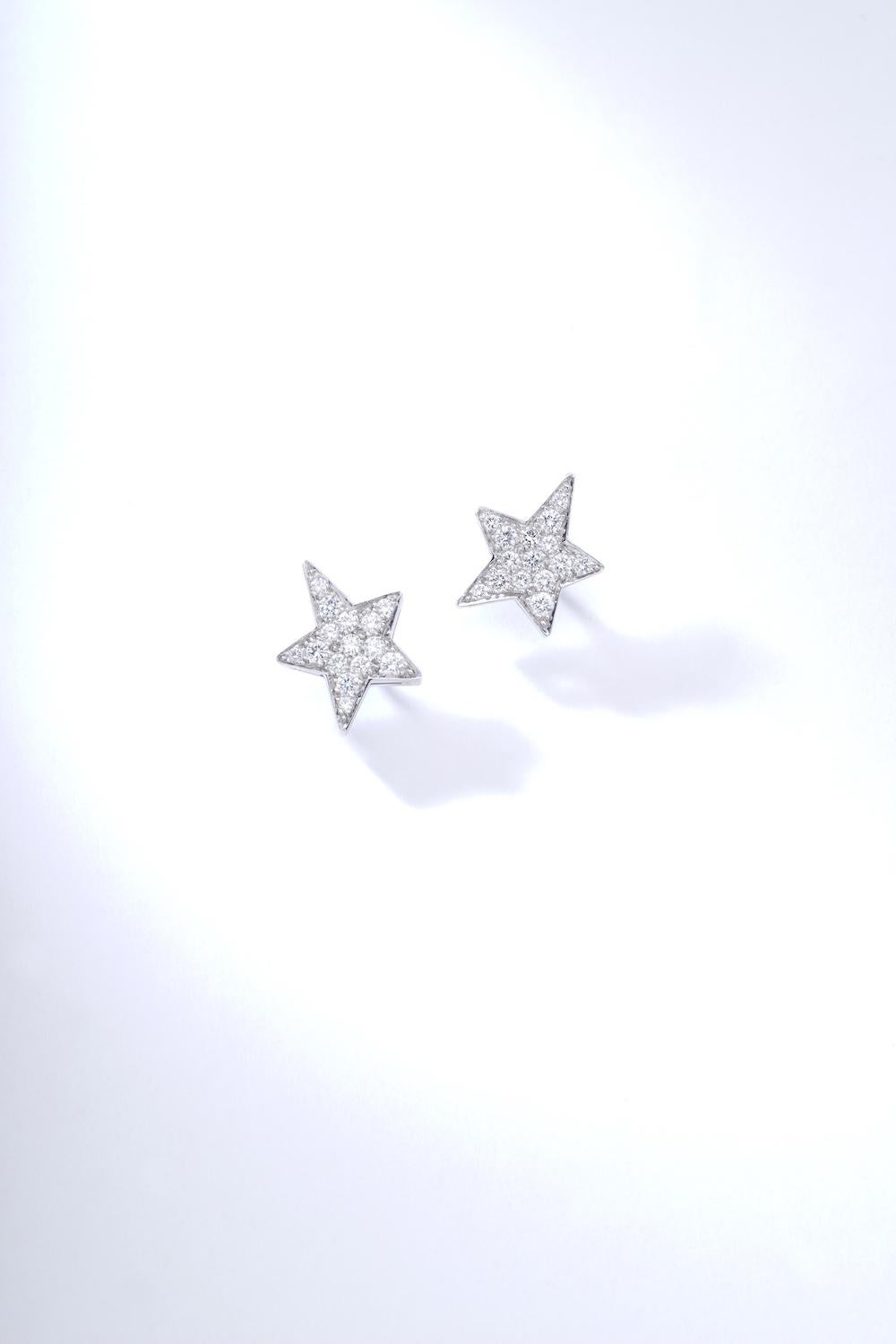 Taille ronde Boucles d'oreilles en or blanc avec diamants en étoile en vente