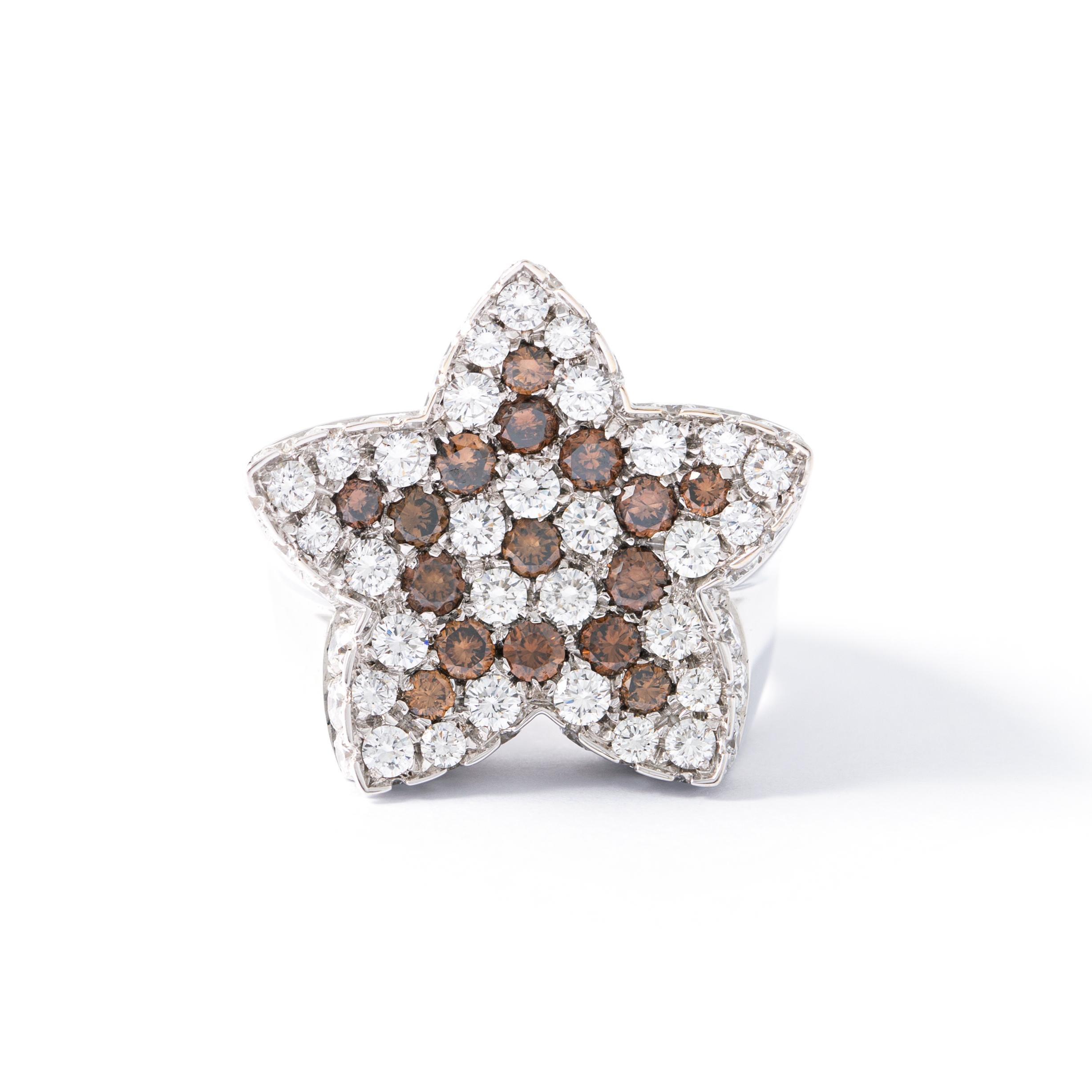 Ring in 18kt white gold set with 60 diamonds 2.14 cts and 16 brown diamonds 0.91 cts Size 55              

Total weight: 17,85 grams
