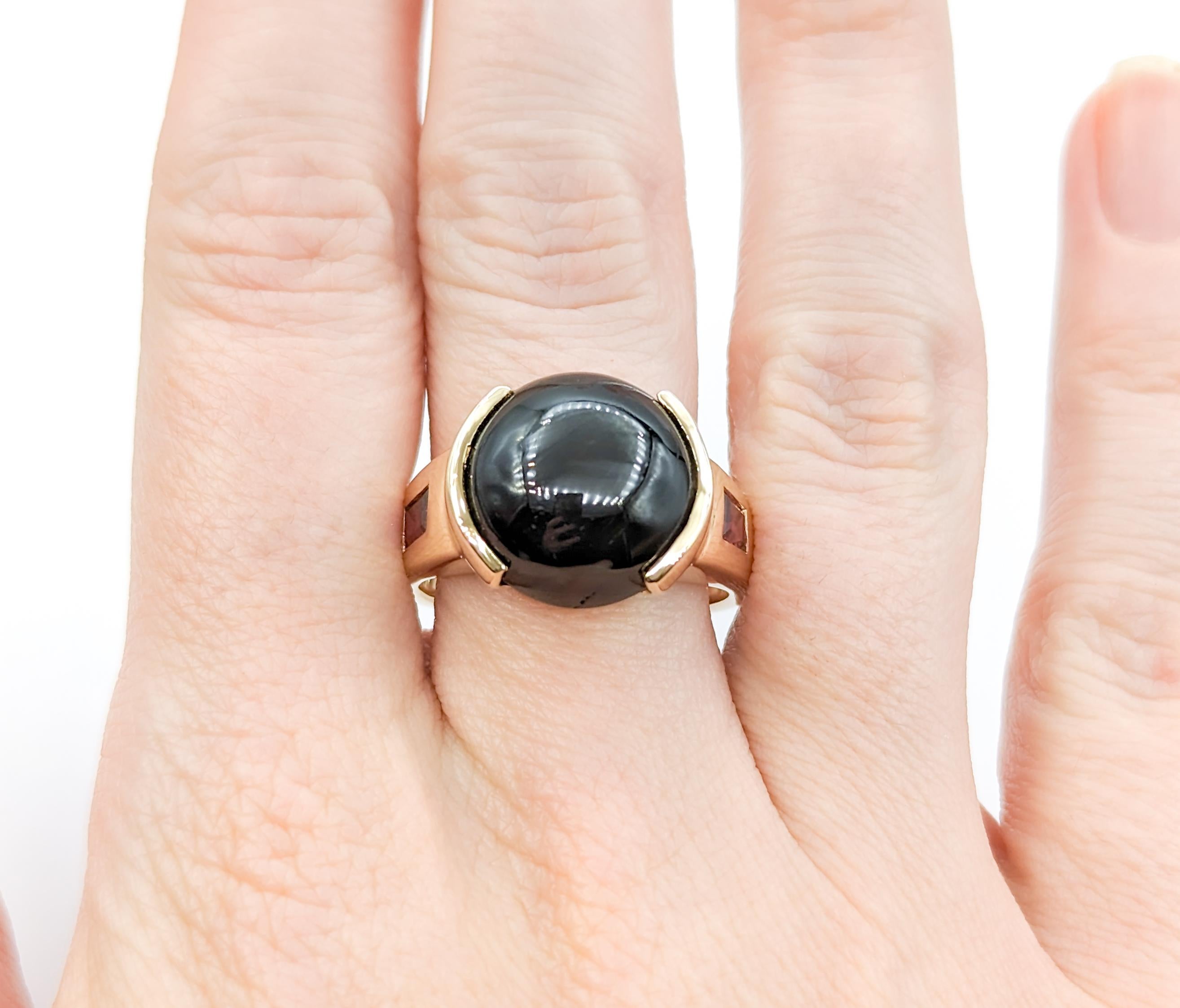 Modern Star Diopside & Garnet Ring In Yellow Gold For Sale