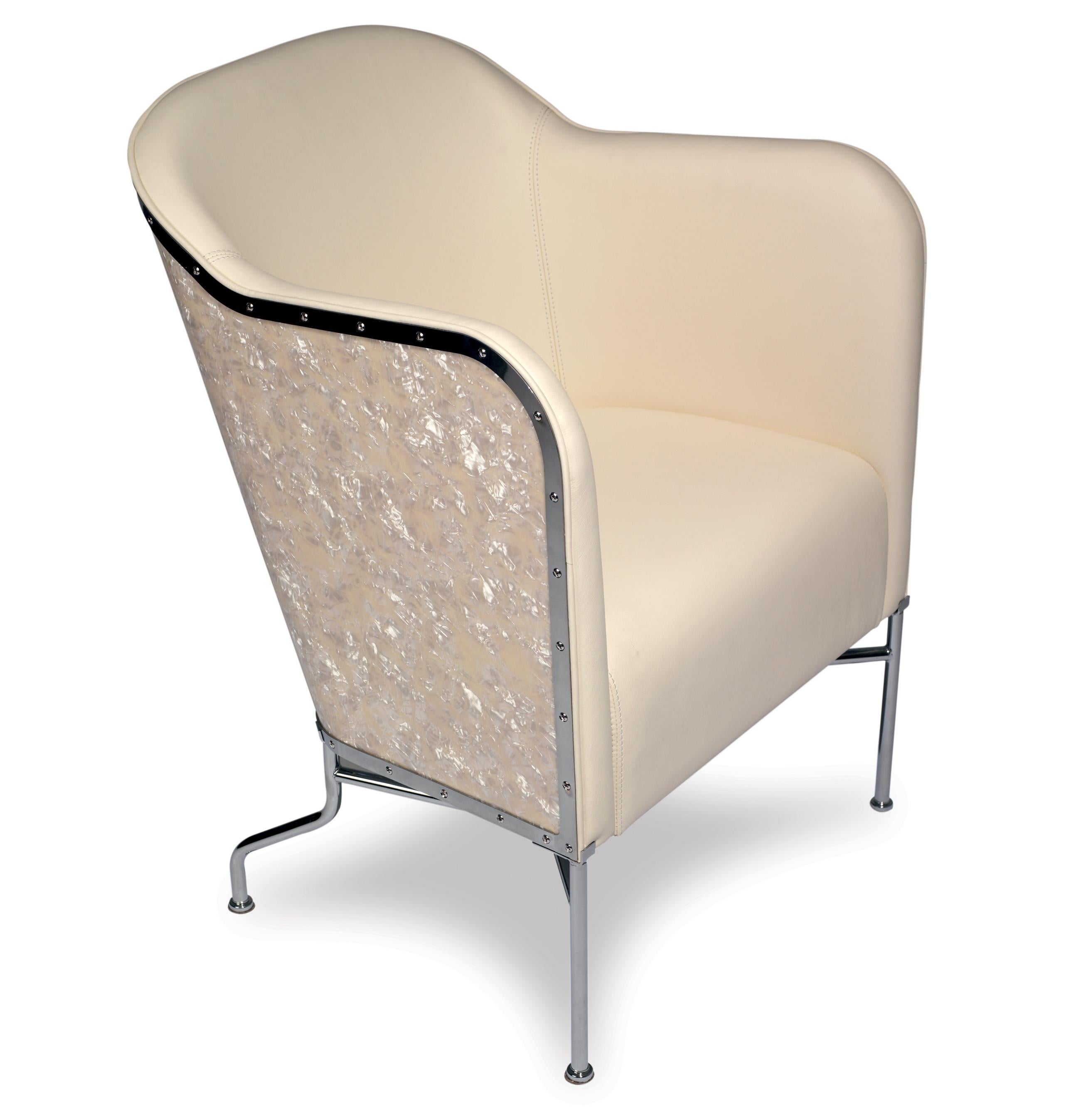 The STAR armchair has so far been manufactured in White pearl but from the beginning Mats Theselius wanted to try
more designs. Now we have succeeded. In addition to the White pearl, Star is now in Black Diamond, Green, Blue
also Red pearl.
STAR