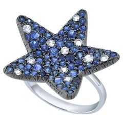 Anello con diamante Star Fish, zaffiro blu e zaffiro azzurro in oro bianco 18 carati