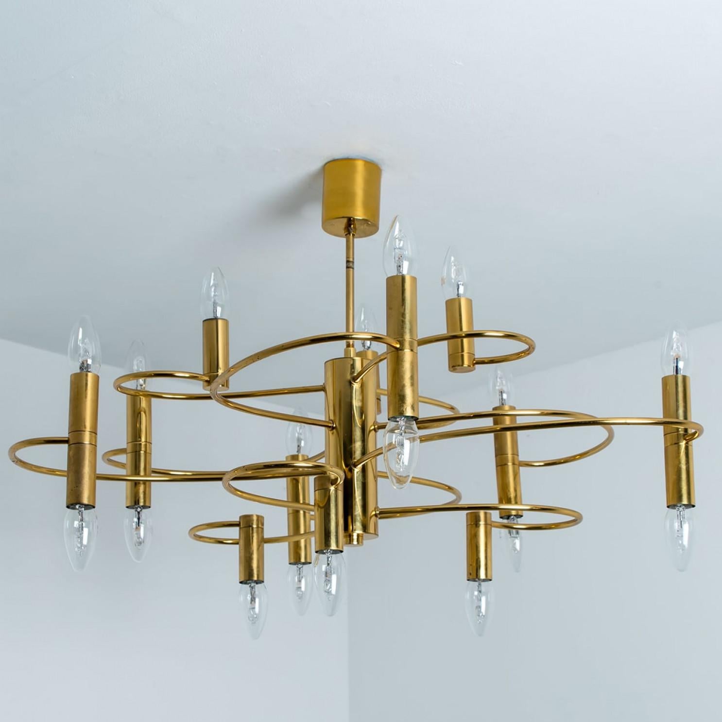Una splendida plafoniera in stile Sciolari Lighting di Leola. Realizzato in ottone nella splendida forma di una stella con petali simili a fiori, Germania, anni '70.

Dimensioni:
Altezza: 33,46