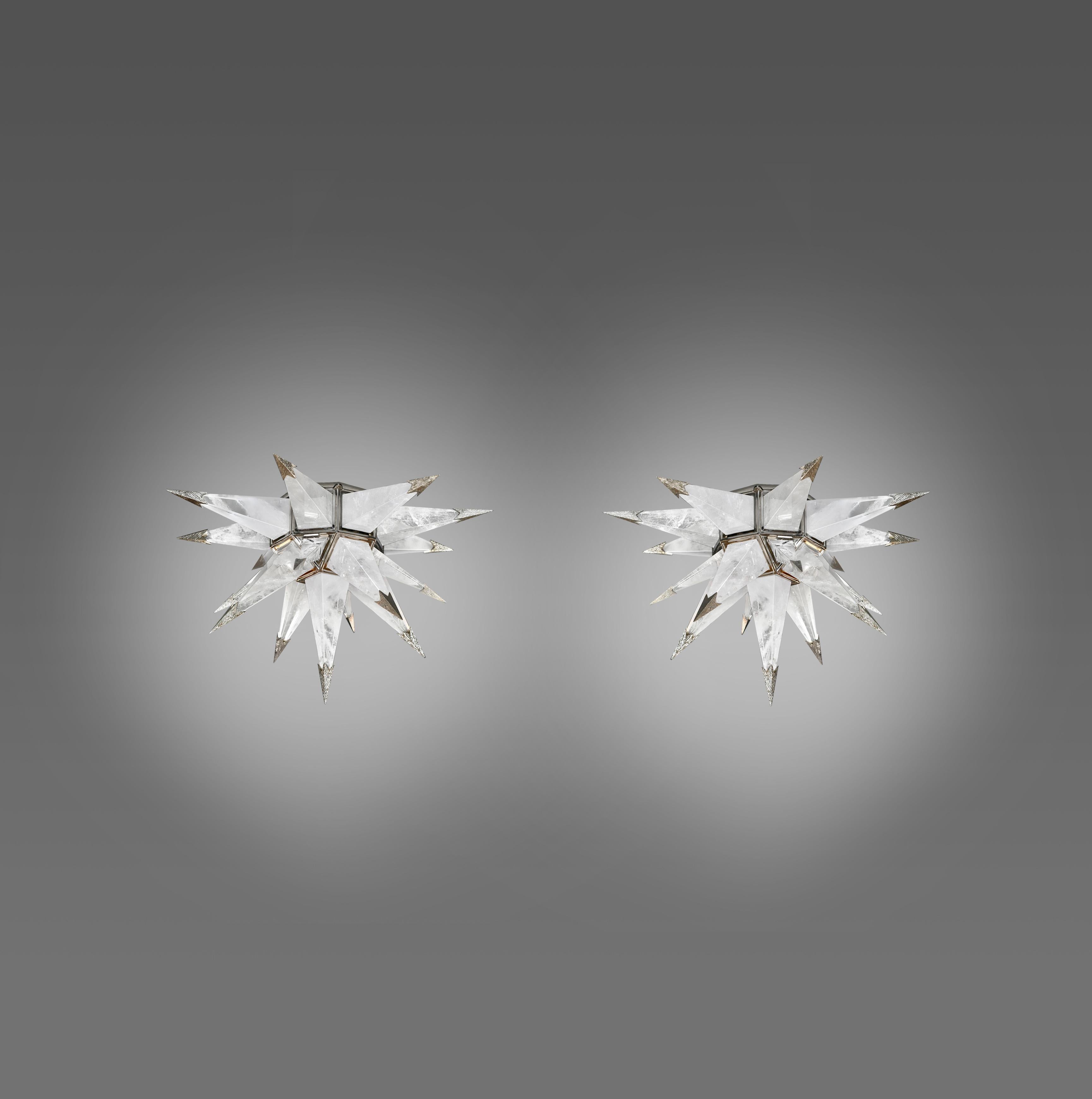 Pareja de empotrables de cristal de roca en forma de estrella con marco y punta niquelados. Creado por Phoenix Gallery, NYC.