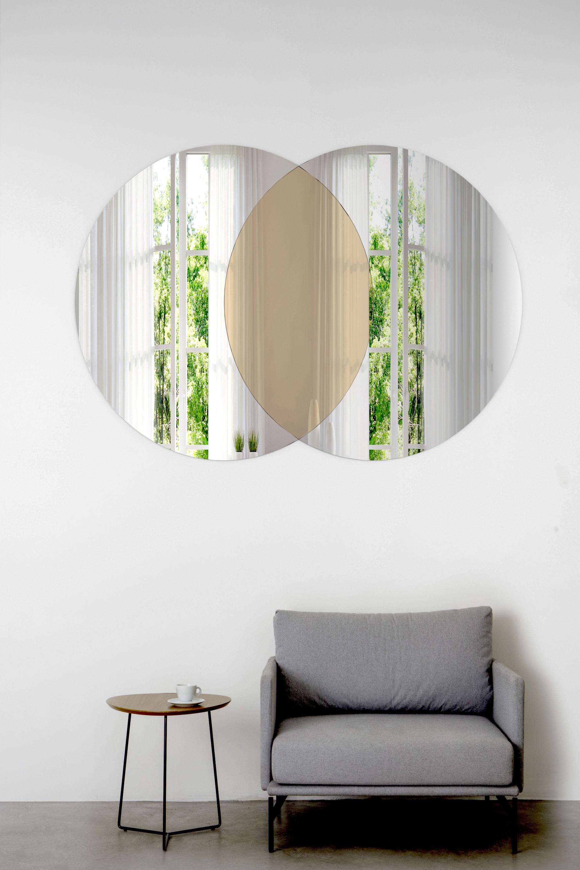 Specchio geometrico con bordi laterali in argento e intersezione in bronzo.