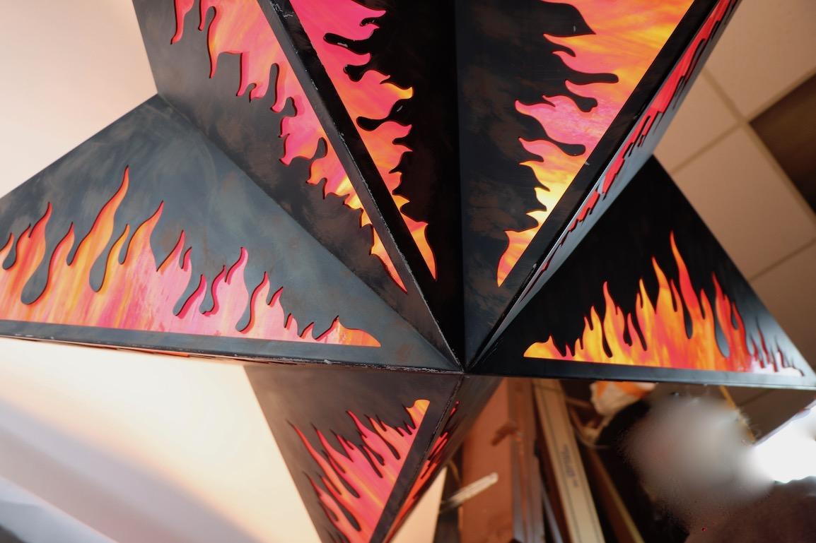 20ième siècle Lustre en verre de glace en forme d'étoile à motif de flamme en vente