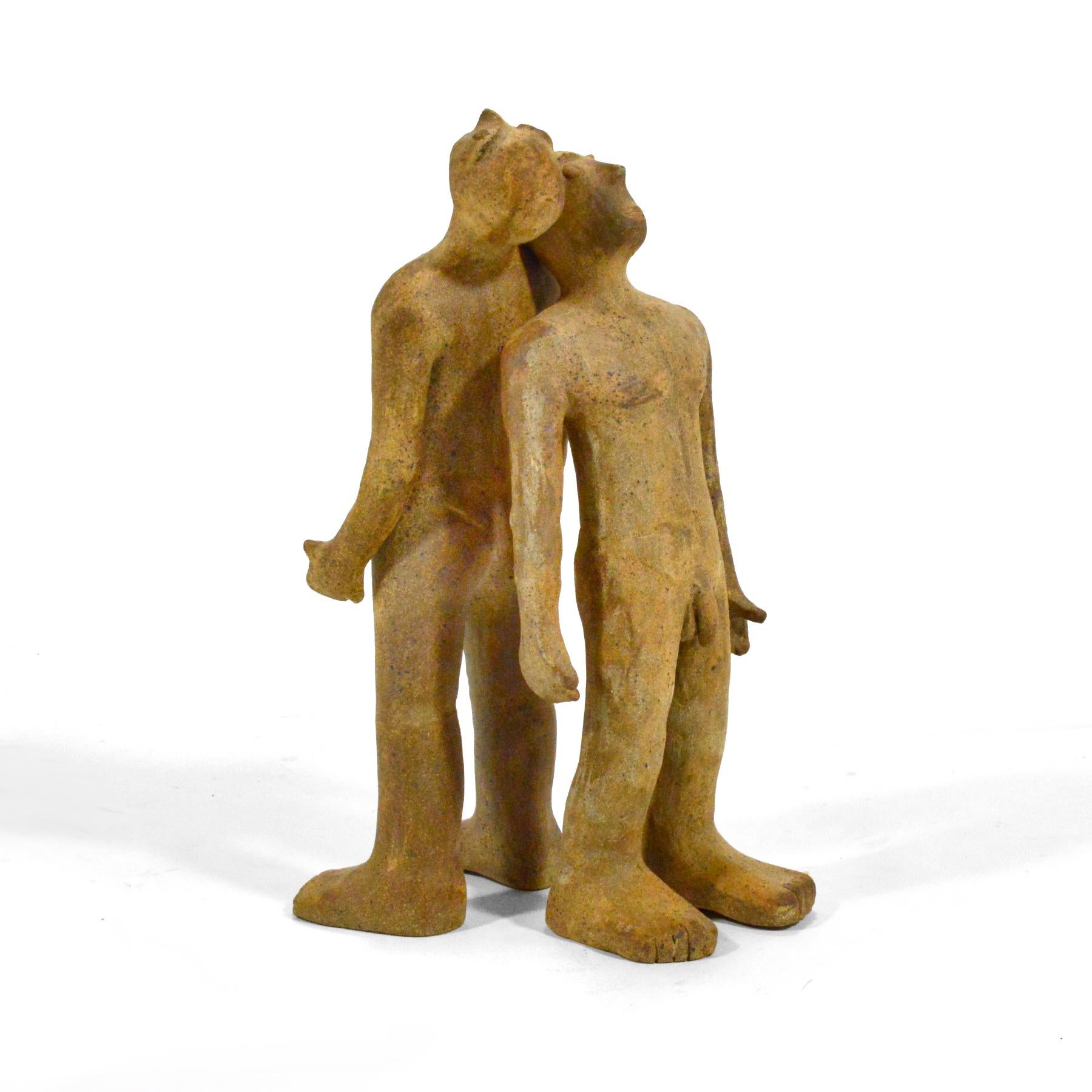 Questa scultura suggestiva ed evocativa di due figure maschili con gli occhi fissi al cielo ha una grande presenza, sia che venga esposta su un piedistallo, un mobile o sul pavimento.

L'opera è firmata e datata in modo illeggibile sul fondo.