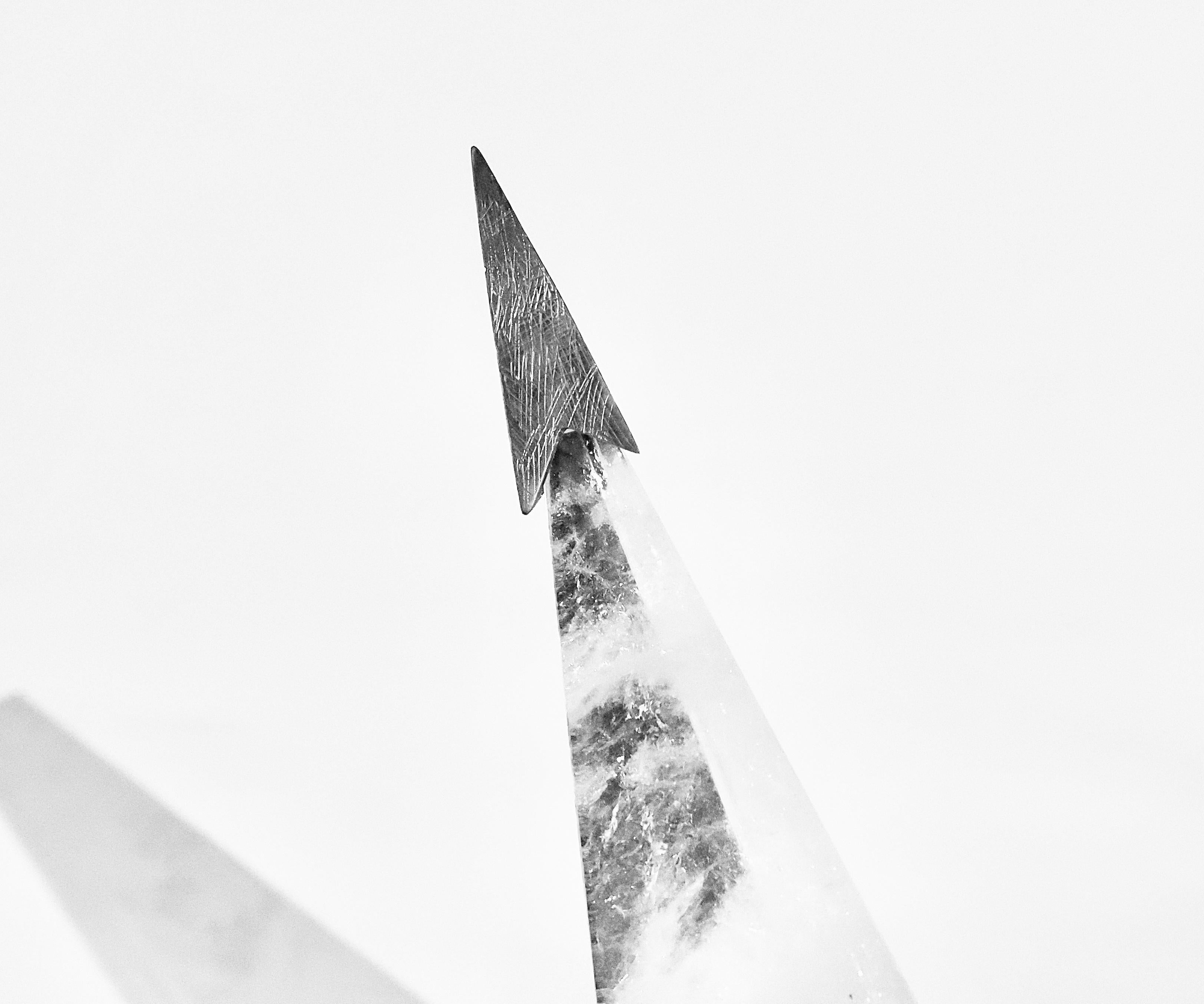 Fein geschnitzter sternförmiger Bergkristall-Kronleuchter mit vernickeltem Rahmen. Erstellt von Phoenix Gallery, NYC.
Der Kronleuchter ist 21,5