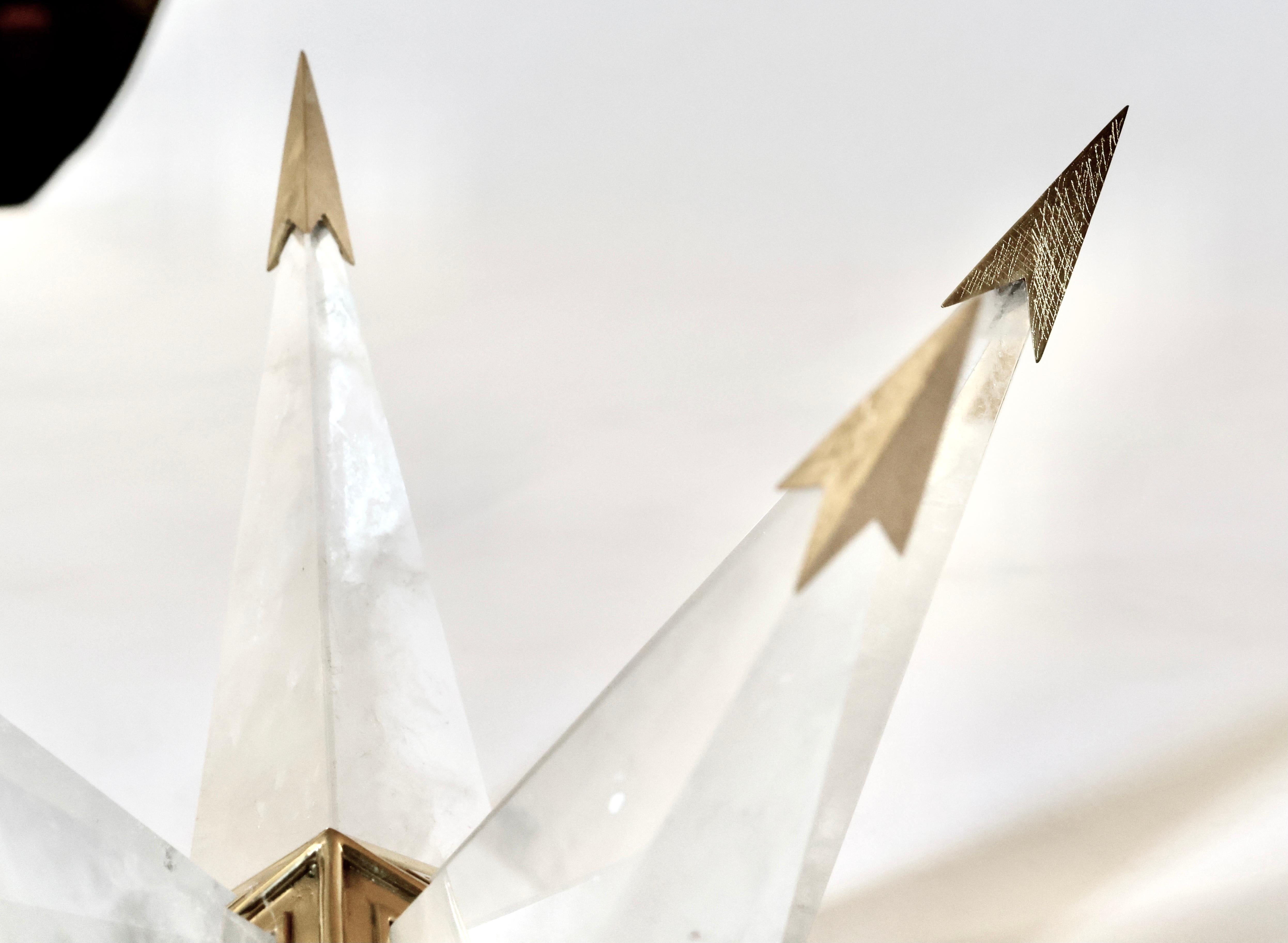 Fein geschnitzter sternförmiger Bergkristall-Kronleuchter mit poliertem Messingrahmen. Erstellt von Phoenix Gallery, NYC.
Der Kronleuchter ist 21,5