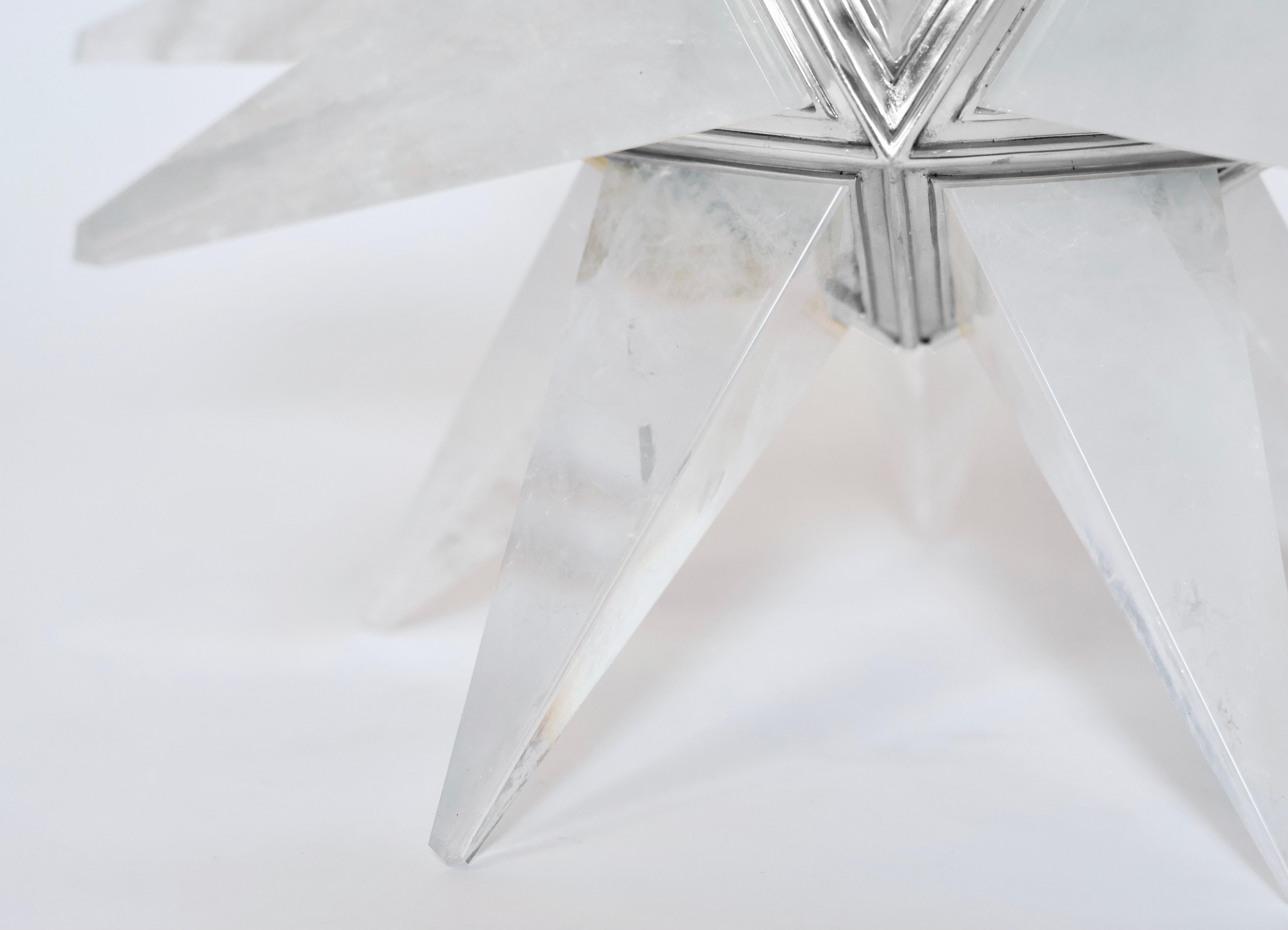 Ein Paar fein geschnitzte sternförmige Bergkristall-Kronleuchter mit vernickeltem Rahmen. Erstellt von Phoenix Gallery, NYC.
Der Kronleuchter ist 20