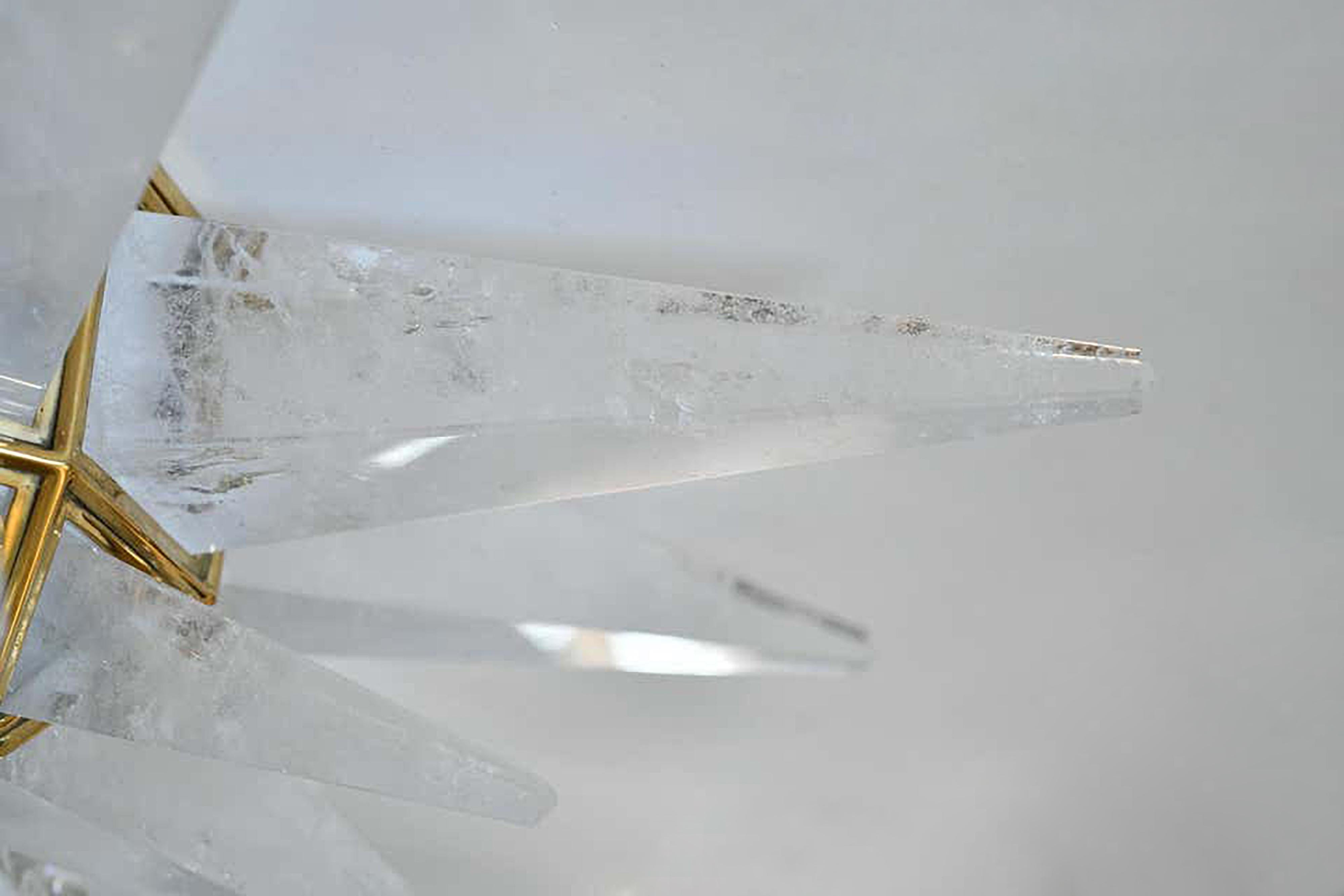 Ein Paar sternförmige Bergkristall-Leuchter mit polierten Messingrahmen. Erstellt von Phoenix Gallery, NYC.
 