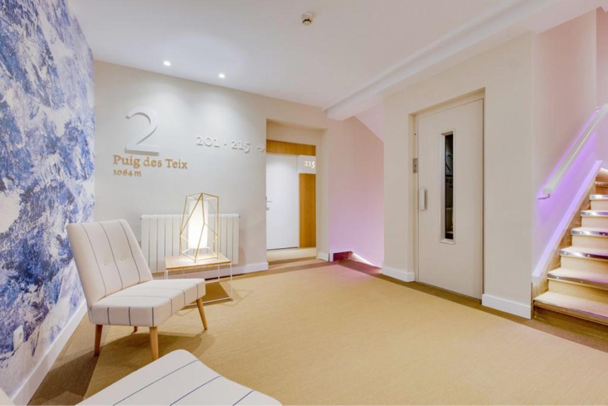 XXI secolo e contemporaneo Lampada a sospensione Star III di ispirazione Art Deco con paralume in lino e verde menta in vendita