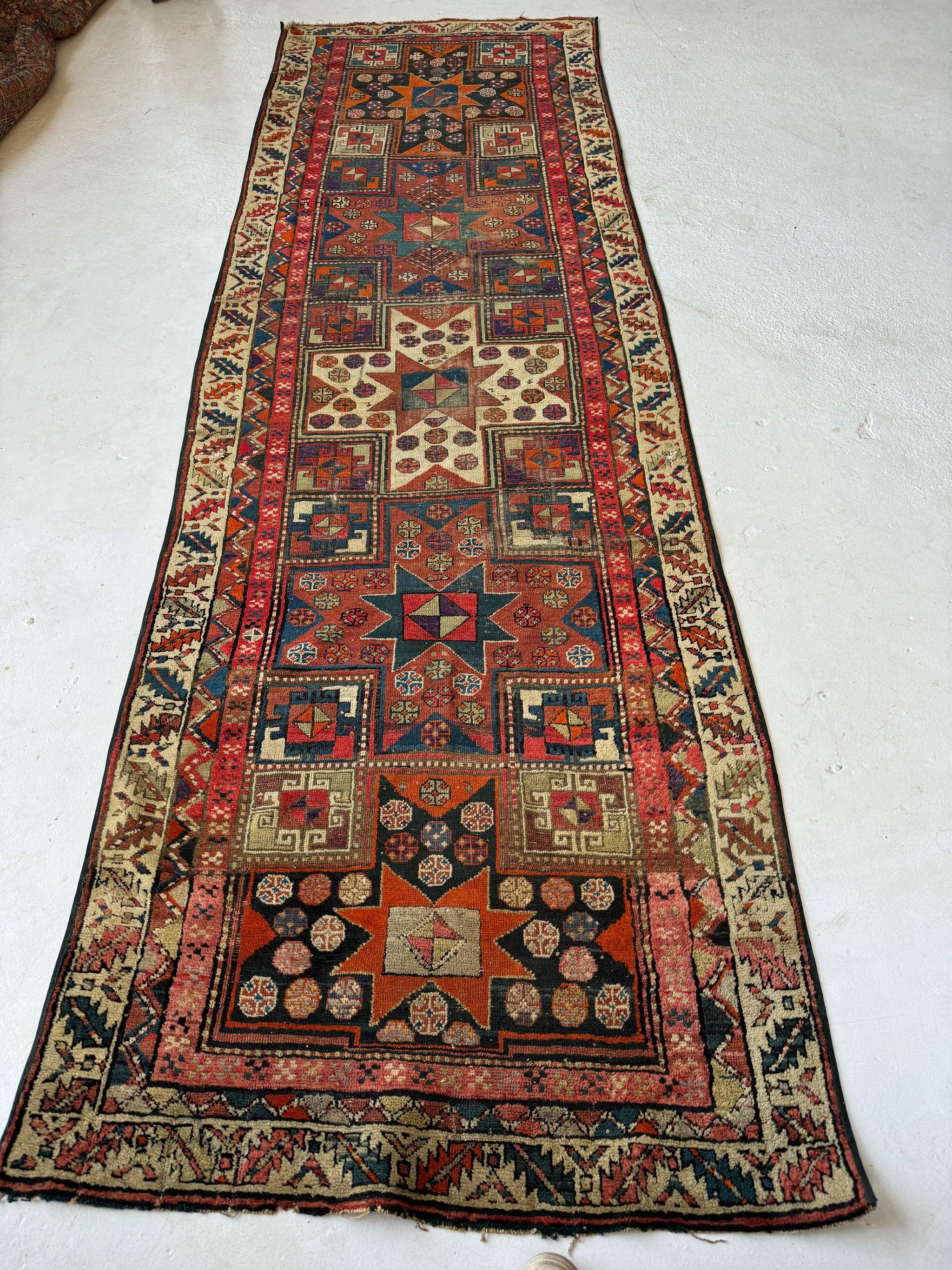 Noué à la main Tapis de course Star Kazak Antiquities, c. 1930's en vente
