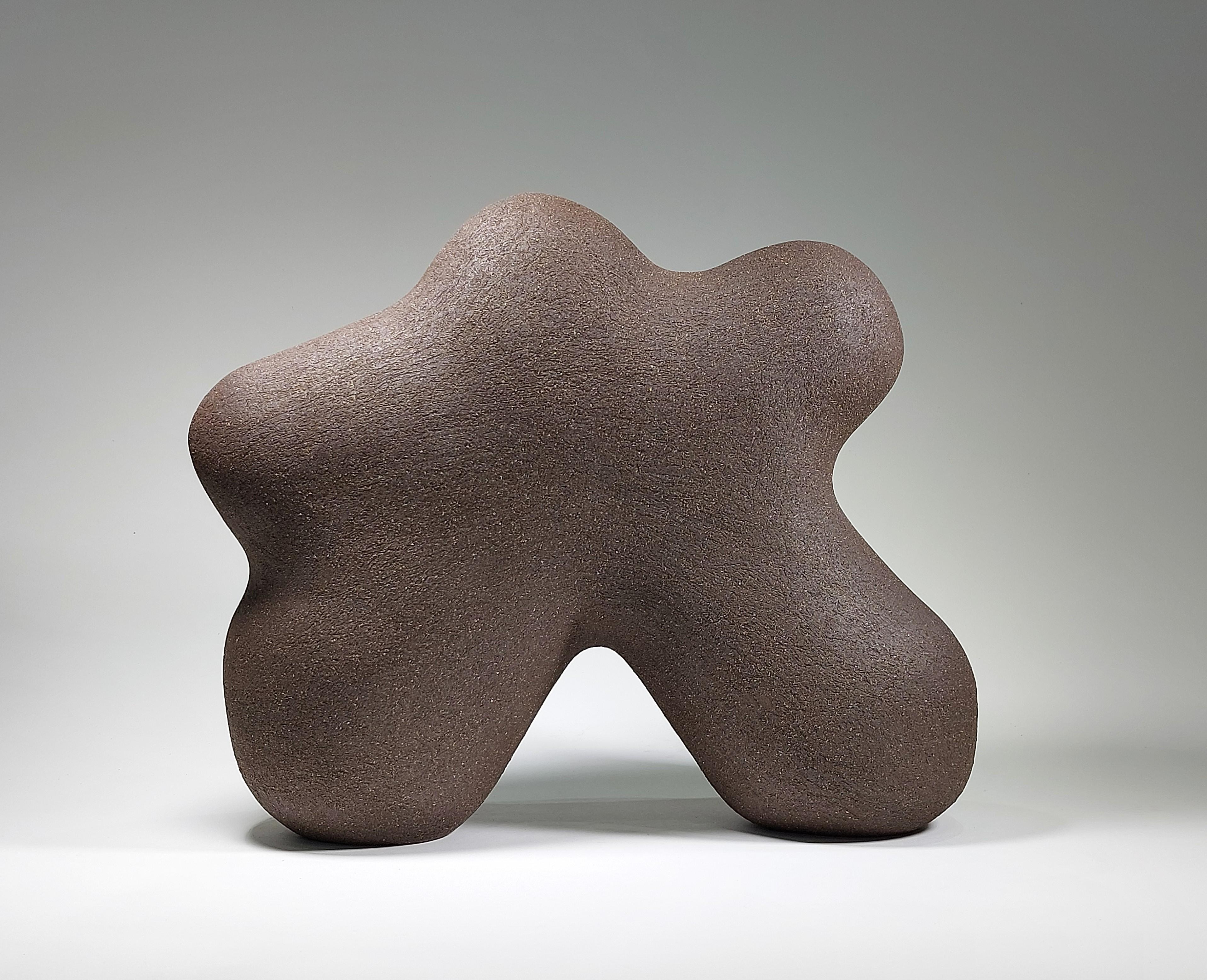 Star Man - Scultura in ceramica in gres nero di Rachel Peters, Regno Unito, In magazzino.

L'Uomo Stella è costruito in bobina con gres nero scanalato. Con la sua posizione ampia e gli arti arrotondati che si irradiano da un nucleo centrale, l'opera