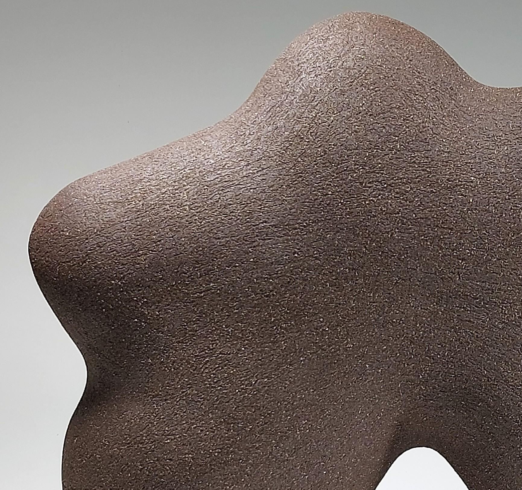 Britannico Star Man - Scultura in ceramica in gres nero di Rachel Peters, Regno Unito, In magazzino in vendita