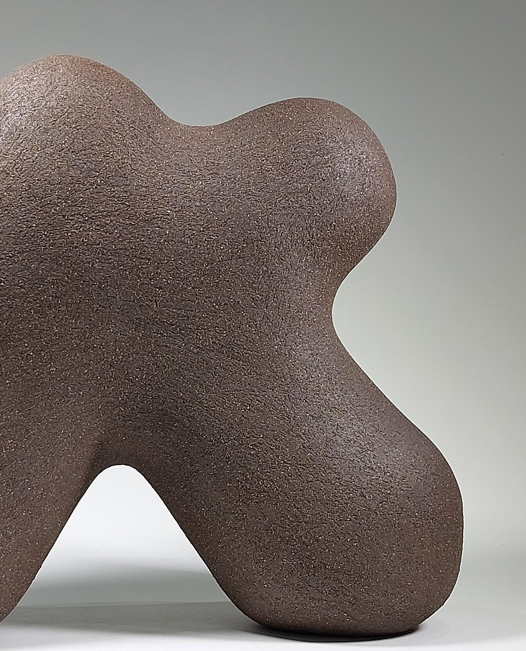 Fatto a mano Star Man - Scultura in ceramica in gres nero di Rachel Peters, Regno Unito, In magazzino in vendita