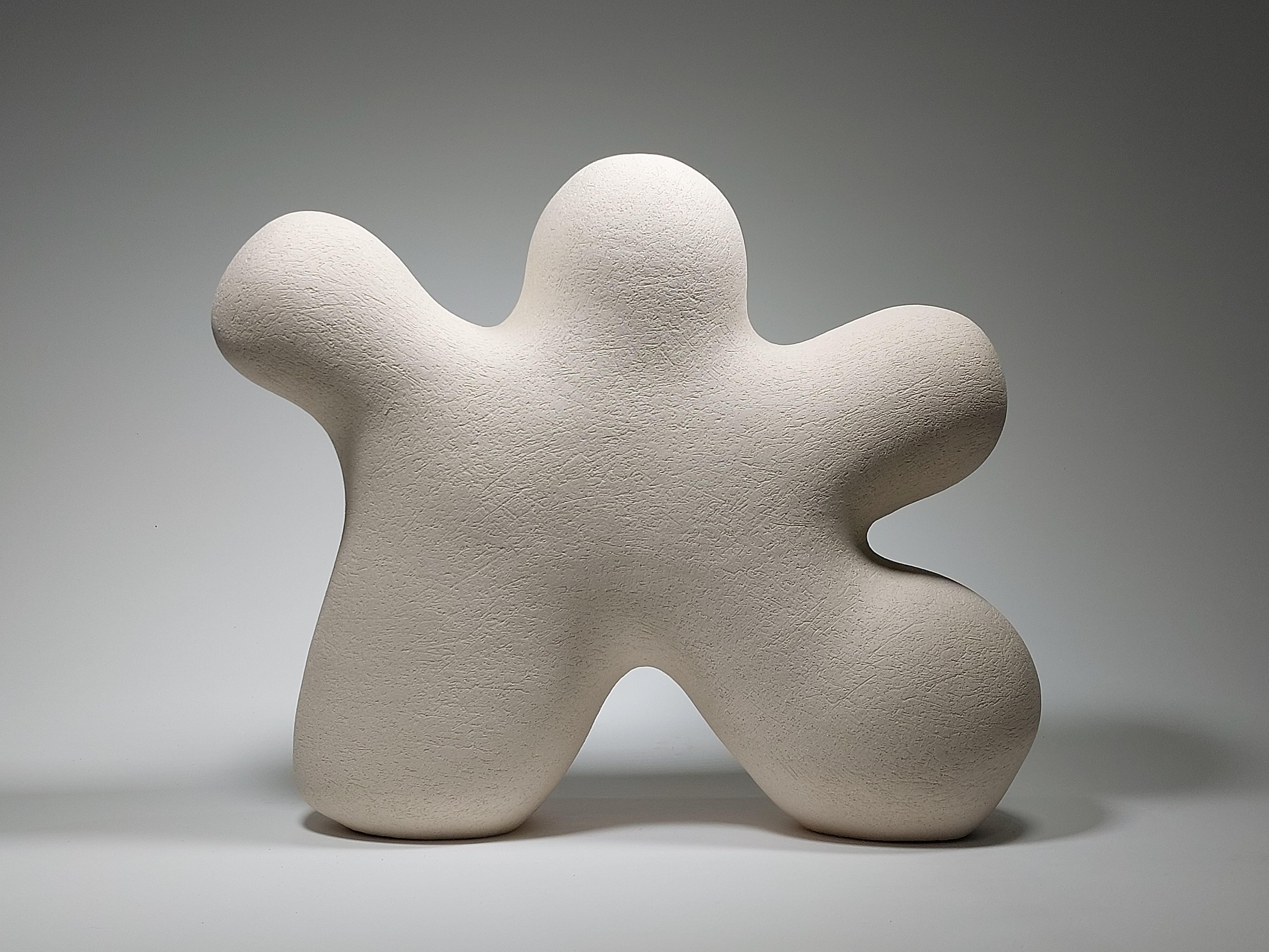 Star Man - Scultura in ceramica in gres bianco di Rachel Peters, Regno Unito, In magazzino.

Star Man è una scultura in ceramica realizzata a mano da Rachel Peters, costruita in gres bianco scanalato. Il brano irradia una forza delicata, giocosa ma