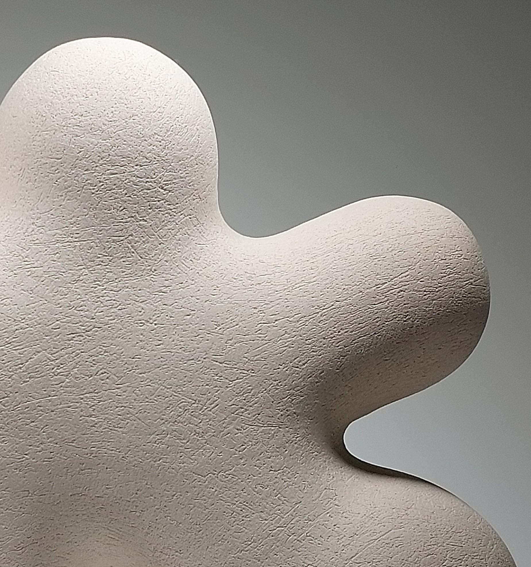 Britannico Star Man - Scultura in ceramica in gres bianco di Rachel Peters, Regno Unito, In magazzino in vendita