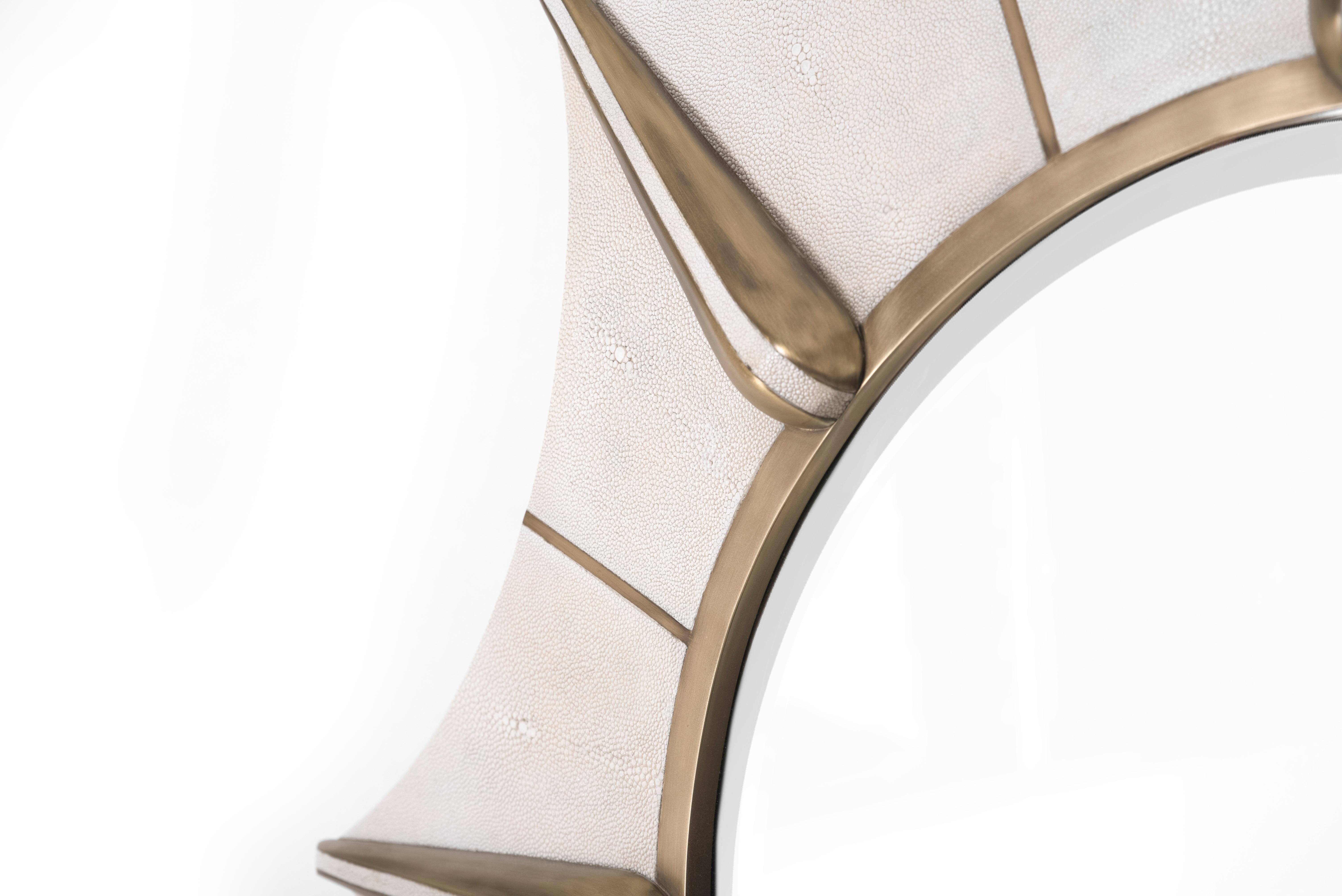 Sternspiegel in cremefarbenem Chagrin und Bronze-Patina-Messing von R & Y Augousti (Art déco) im Angebot