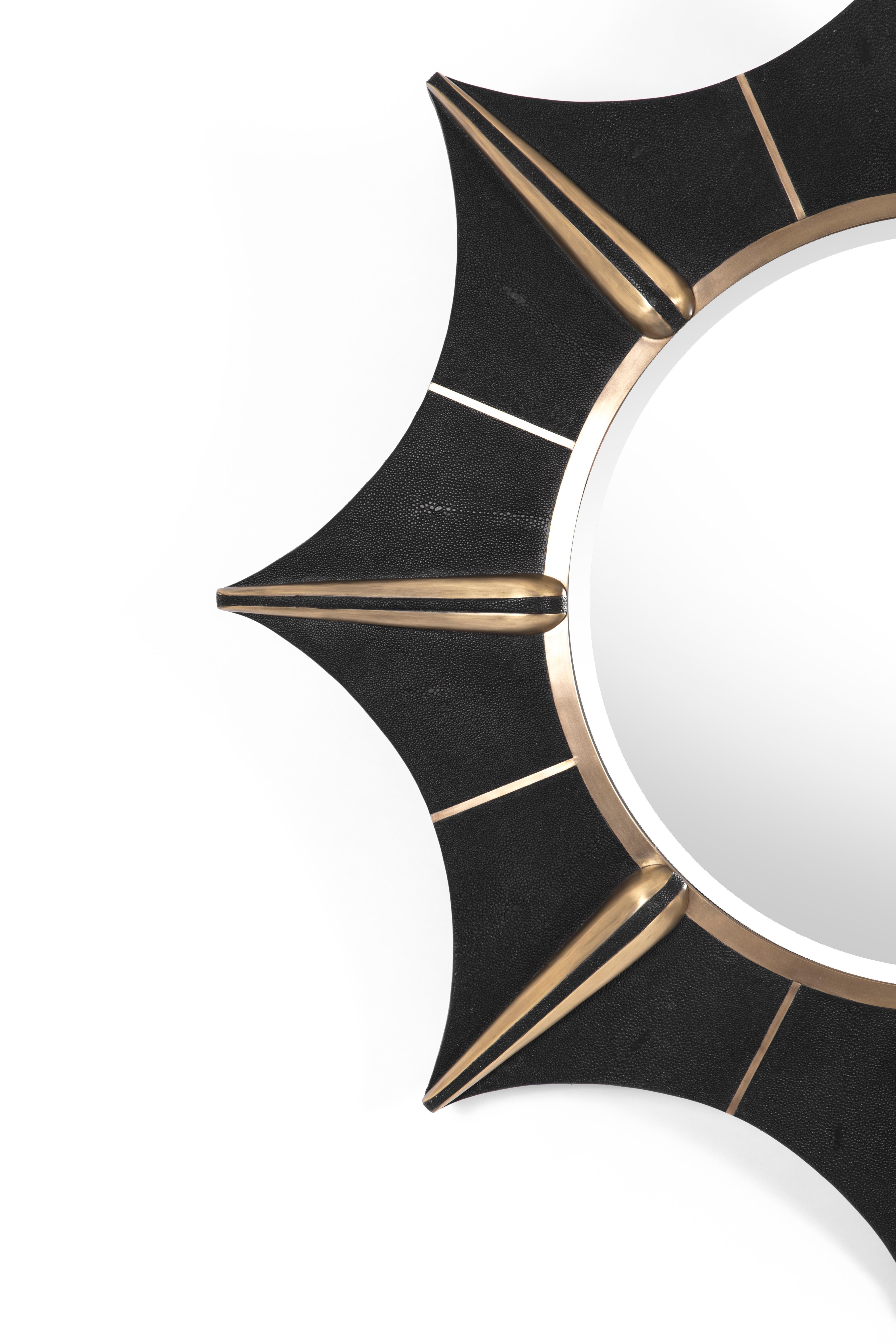 Miroir étoile en galuchat crème et laiton Patina par R & Y Augousti Neuf - En vente à New York, NY