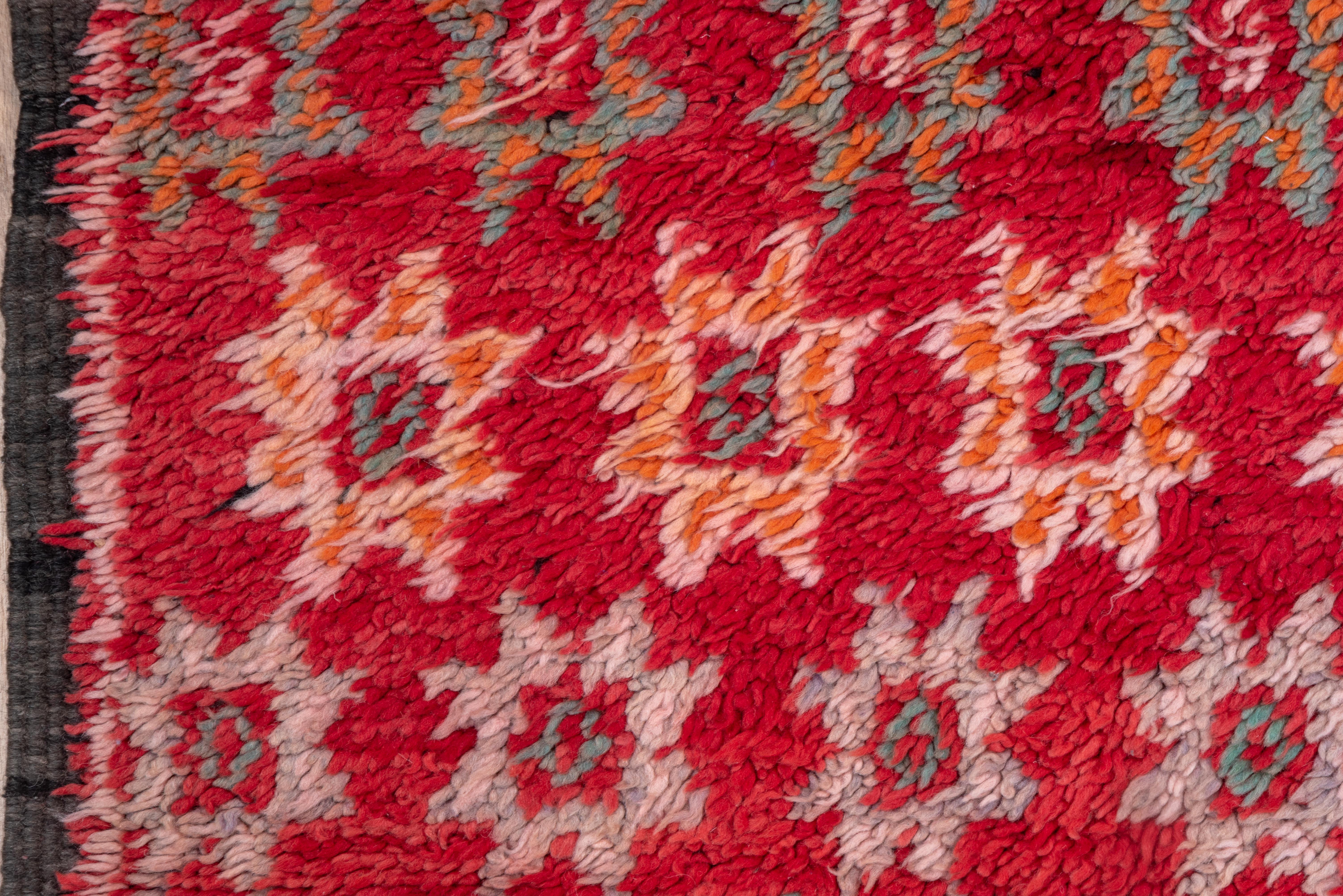 Alfombra Acentuada Grande Multicolor Rojo Cereza en Rosa Motivo Estrella en Bueno estado para la venta en New York, NY