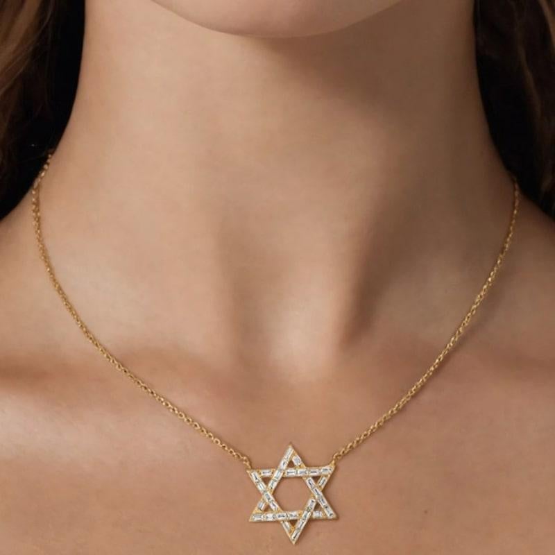 Célébrez la tradition et l'élégance avec le collier étoile de David à diamants baguettes en or jaune 14 carats, réalisé en or jaune 14 carats rayonnant. Cette pièce intemporelle est ornée de diamants naturels d'un poids total de 1,14 carat,