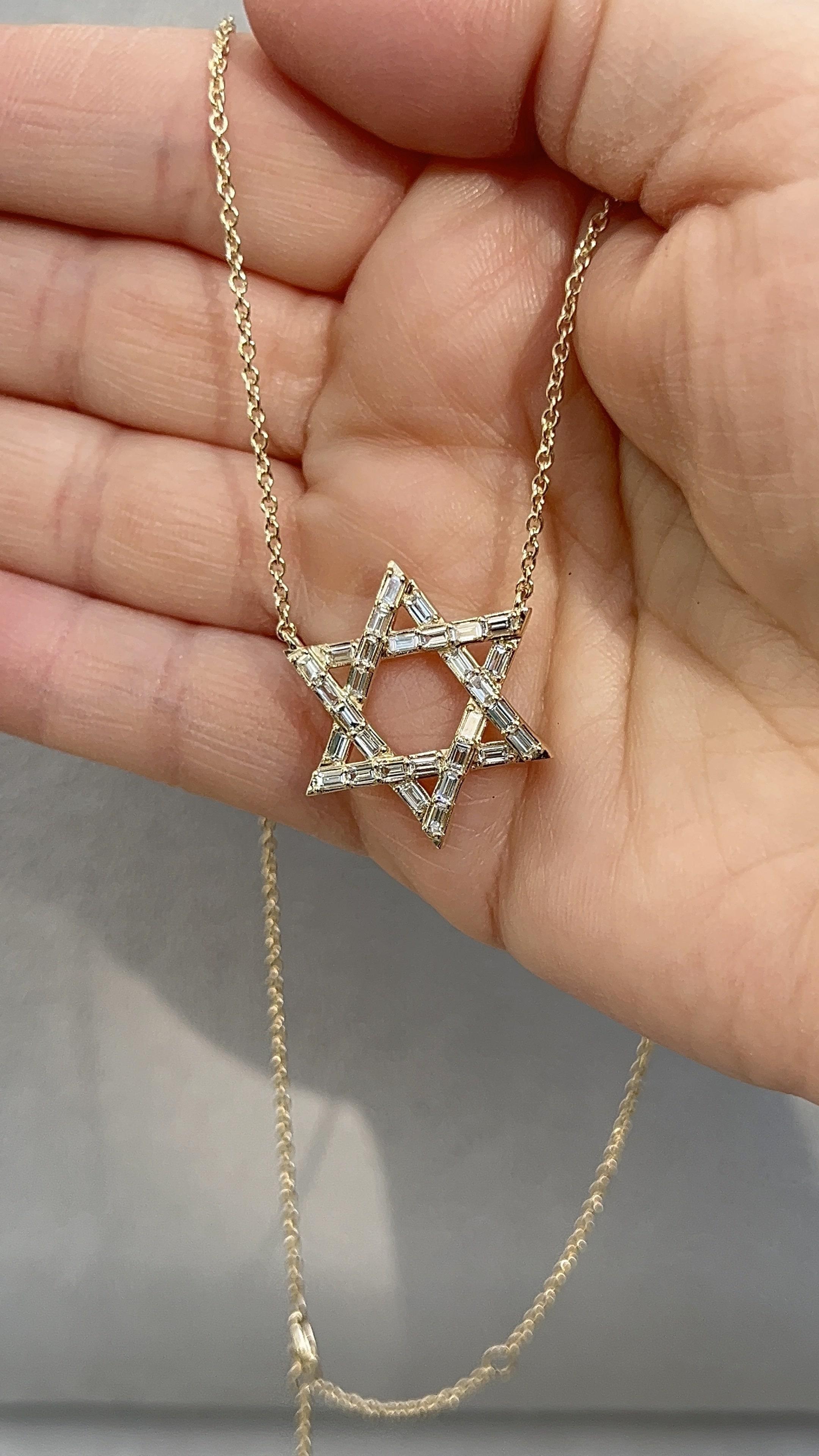 Moderne Collier en or jaune 14 carats (ou 18 carats sur demande) avec étoile de David et diamant baguette en vente