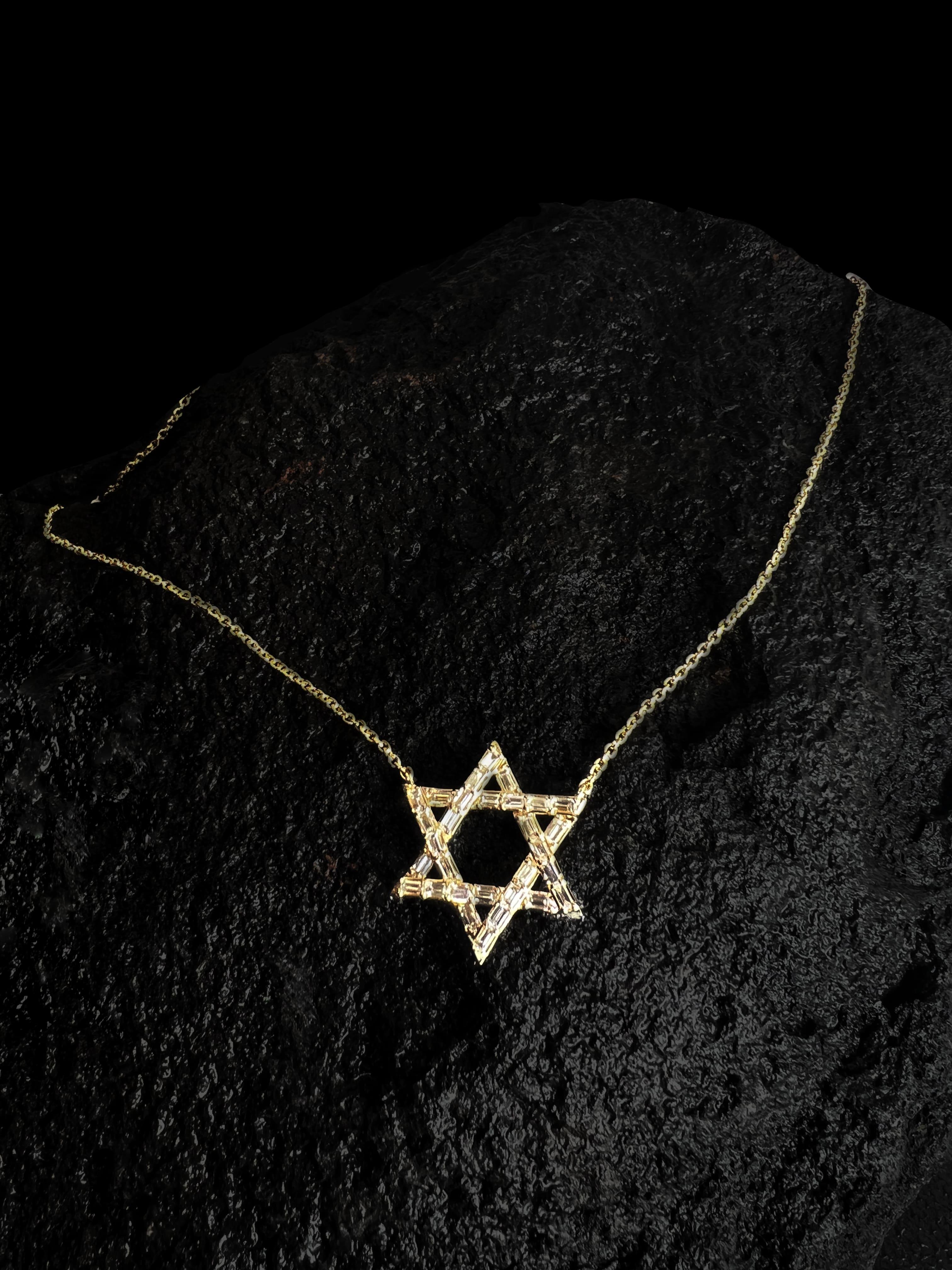 Collier en or jaune 14 carats (ou 18 carats sur demande) avec étoile de David et diamant baguette Neuf - En vente à Los Angeles, CA