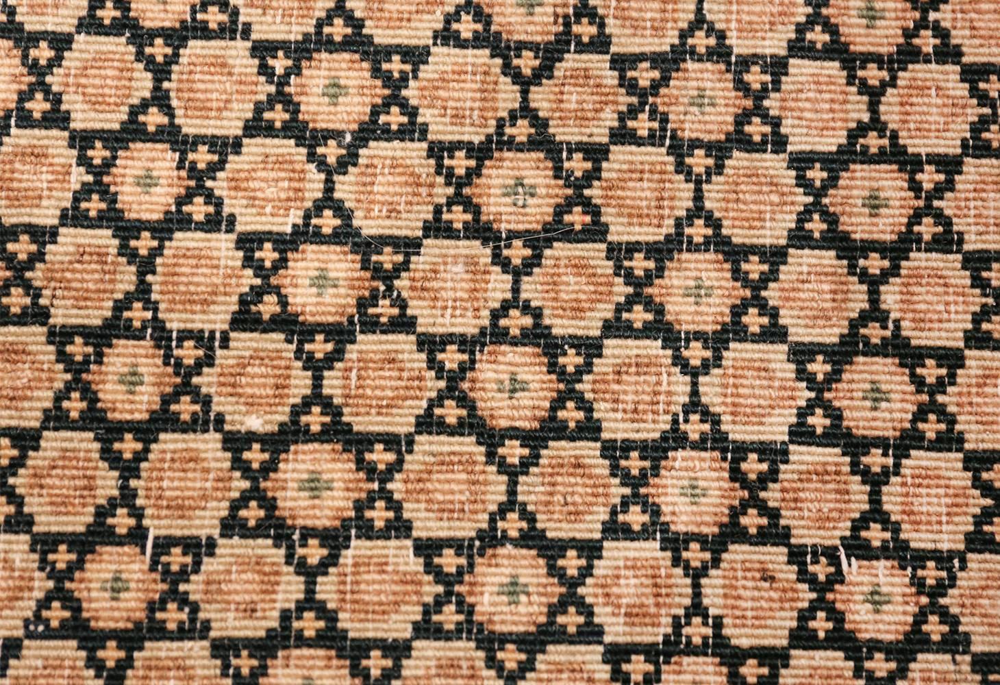 Bellissimo tappeto antico persiano Khorassan con design a stella di David, Paese d'origine / Tipo di tappeto: Tappeto persiano, Data di produzione: 1920. Dimensioni: 9 ft 8 in x 13 ft 7 in (2,95 m x 4,14 m).