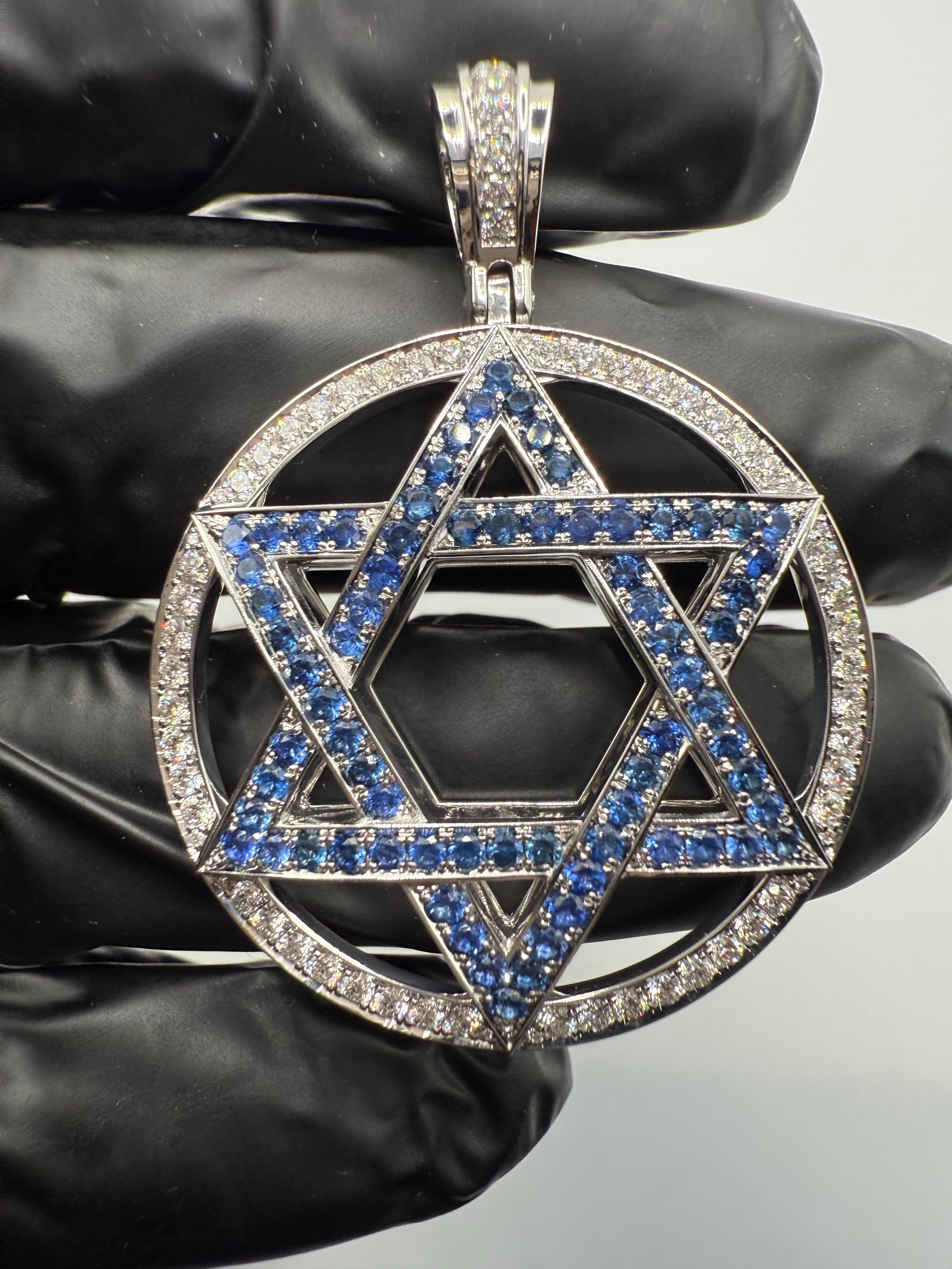 Handgefertigte 3D-Halskette mit Davidstern-Anhänger aus 18 Kt. Weißgold mit hochwertigen Diamanten und Saphiren. Die Diamanten haben die Reinheit VS und die Farbe F. 

**Alle Artikel verlassen unser Haus mit einem Zertifikat auf den Namen des