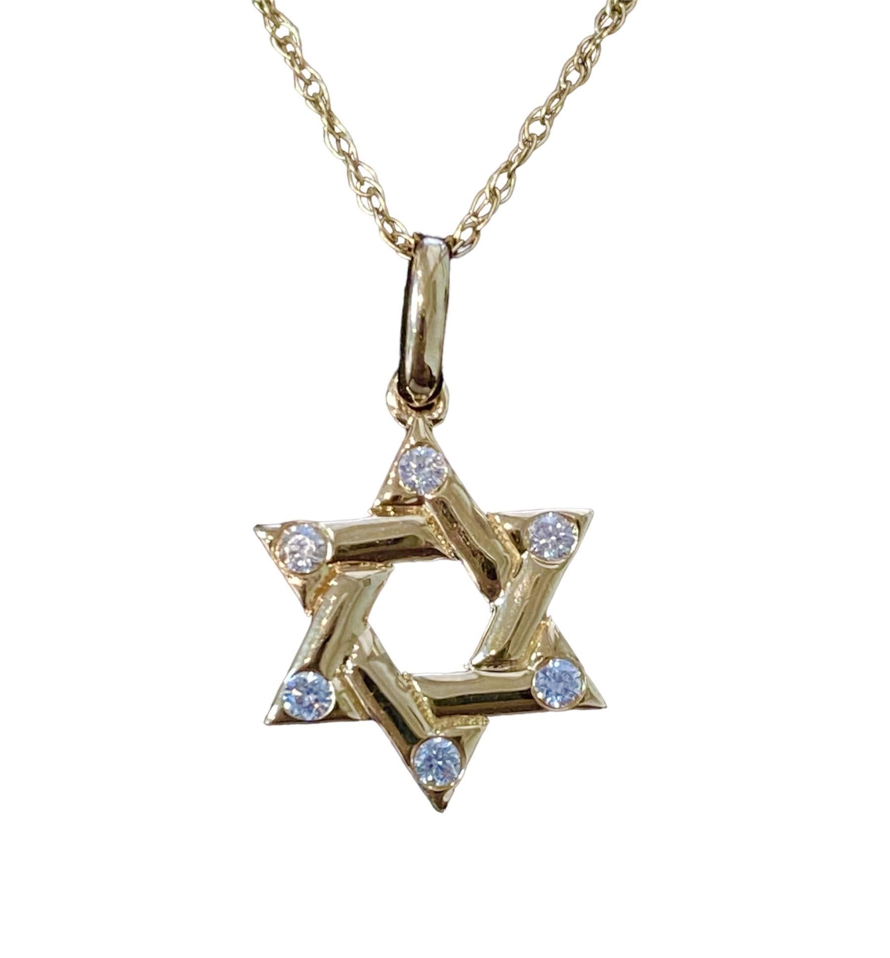 Le collier étoile de David en or 14 carats et diamants naturels est un bijou symbolique qui allie magnifiquement signification religieuse et élégance intemporelle.
Fabriqué en or 14 carats de haute qualité
Le pendentif prend la forme de l'étoile de