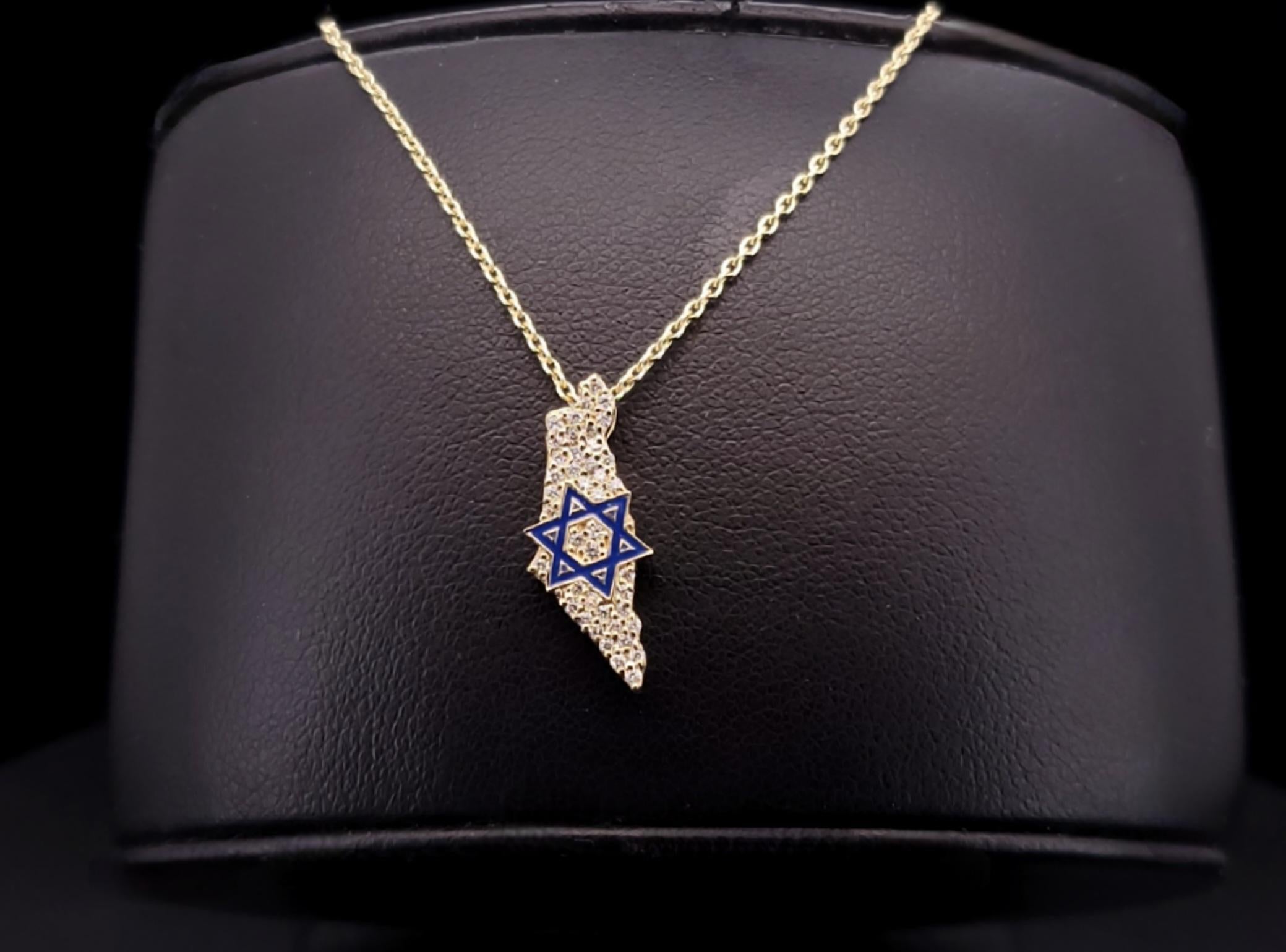 Étoile de David en Israël  Pendentif en or jaune 14 carats avec diamants et émail 18''
Ce pendentif est une véritable œuvre d'art, élaborée avec passion et précision. Cette paix reflète le caractère unique de l'artisanat, associant des détails